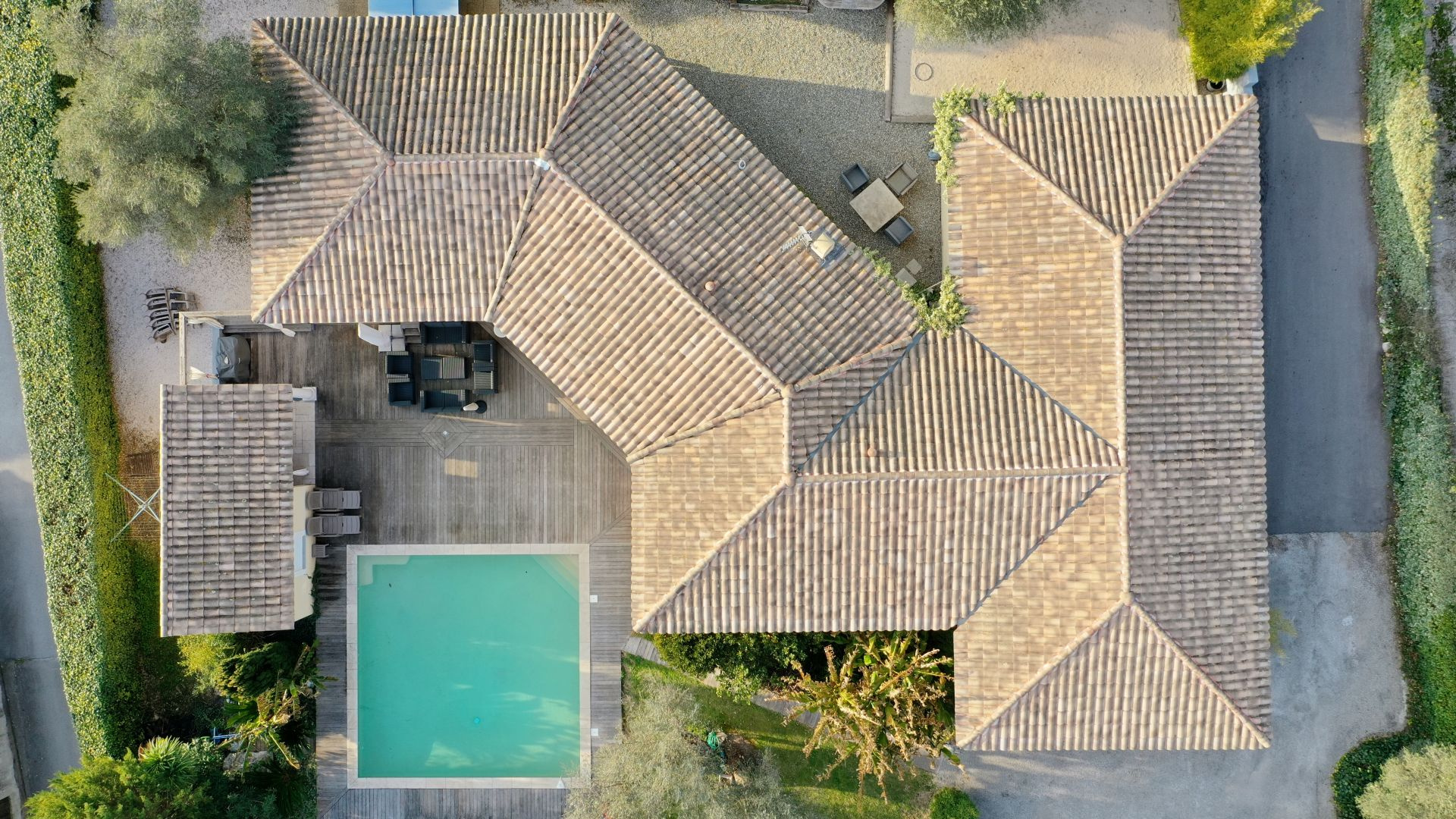 Villa d&rsquo;architecte de 221m2 9P 7Ch avec Piscine et Pool house à SOLLIES PONT. Rendement locatif important.