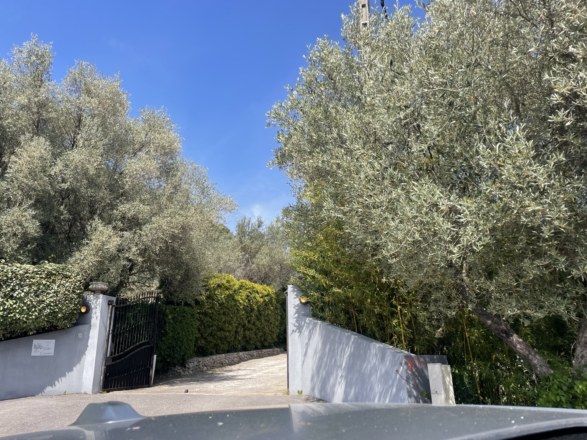 Villa d&rsquo;architecte de 221m2 9P 7Ch avec Piscine et Pool house à SOLLIES PONT. Rendement locatif important.