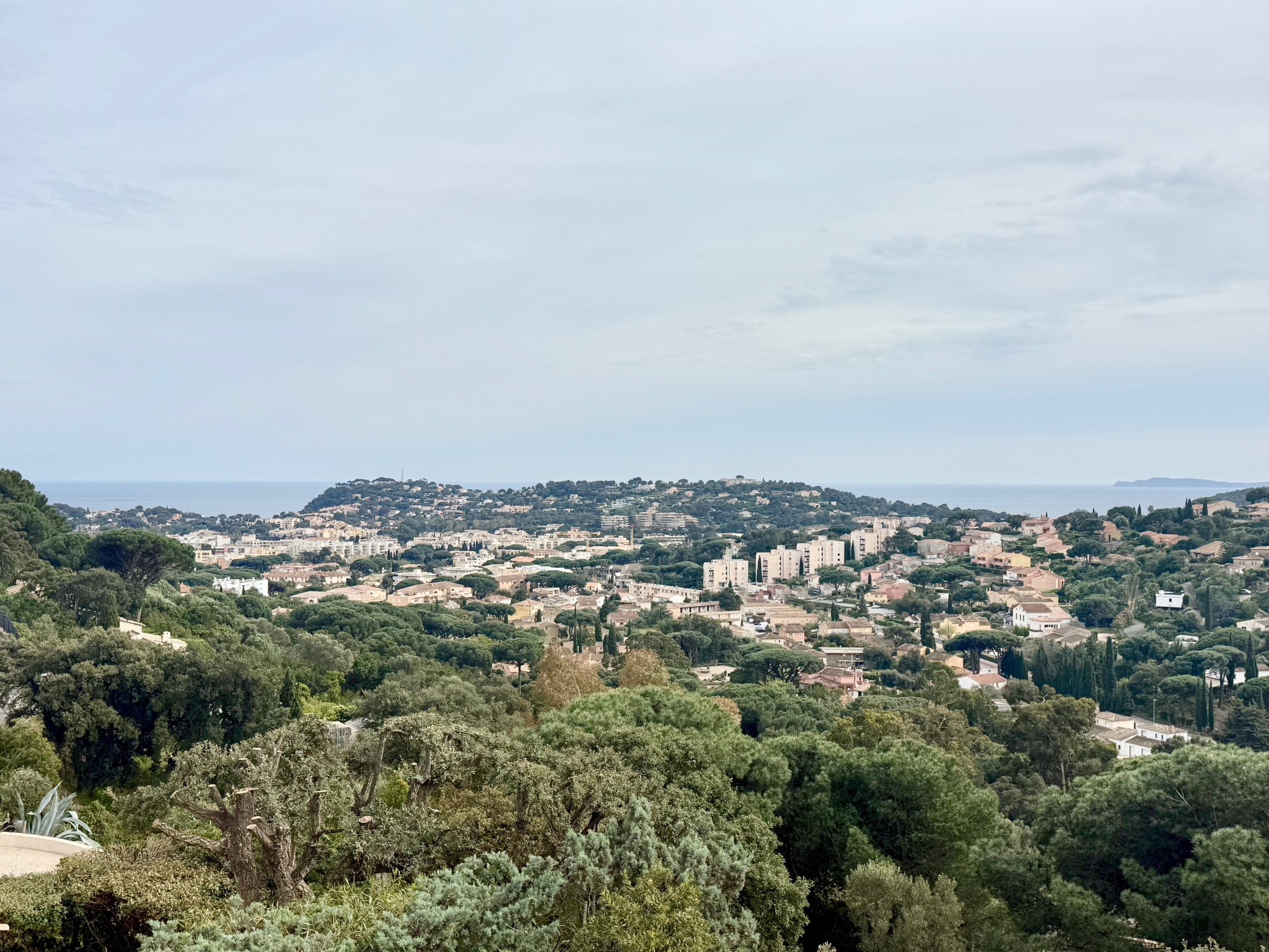 Bien d’exception – Maison rénovée dans impasse avec panorama mer spectaculaire