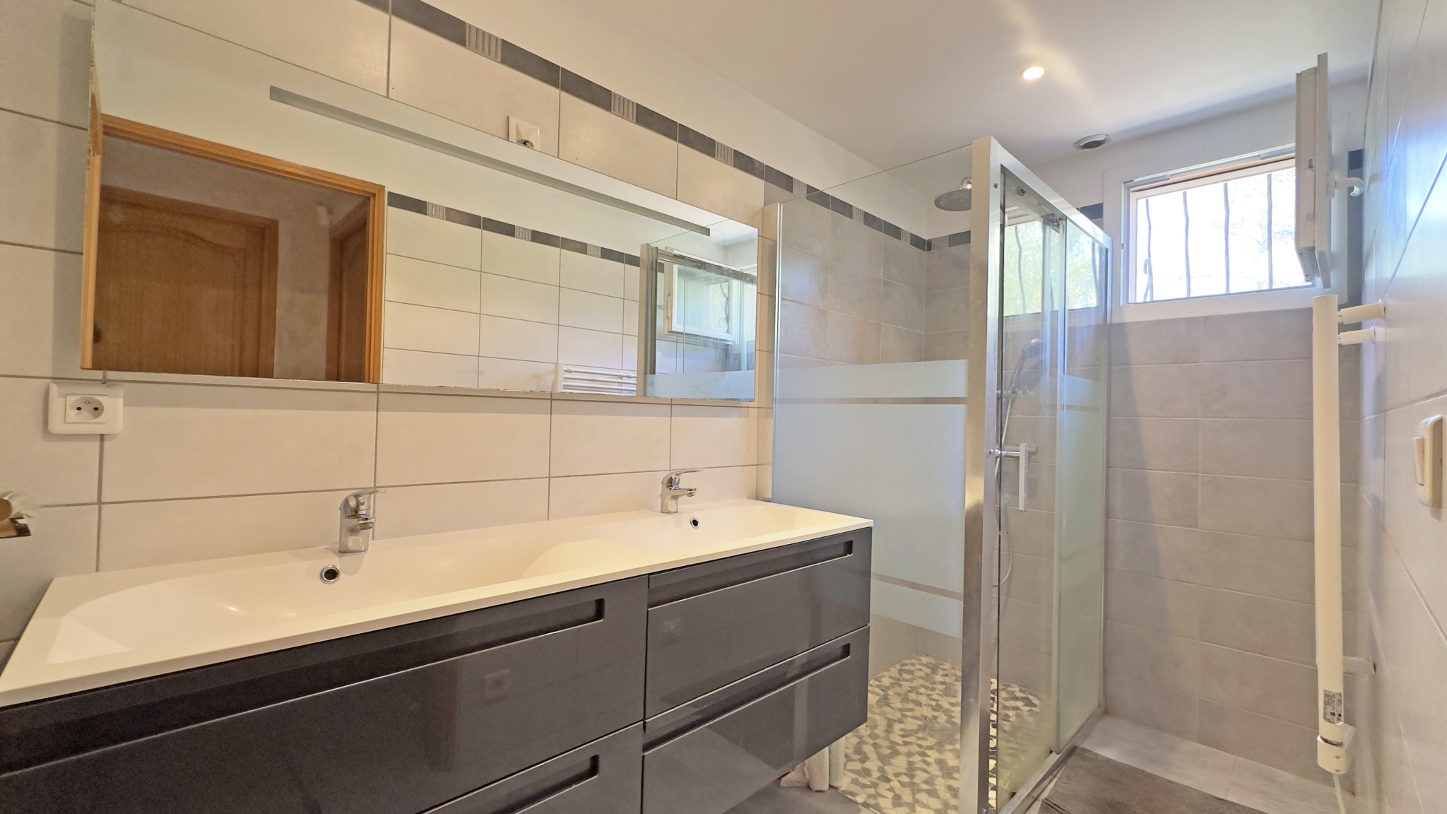 MAISON FAMILIALE AVEC PISCINE   CALME ET ESPACE SANS VIS-À-VIS