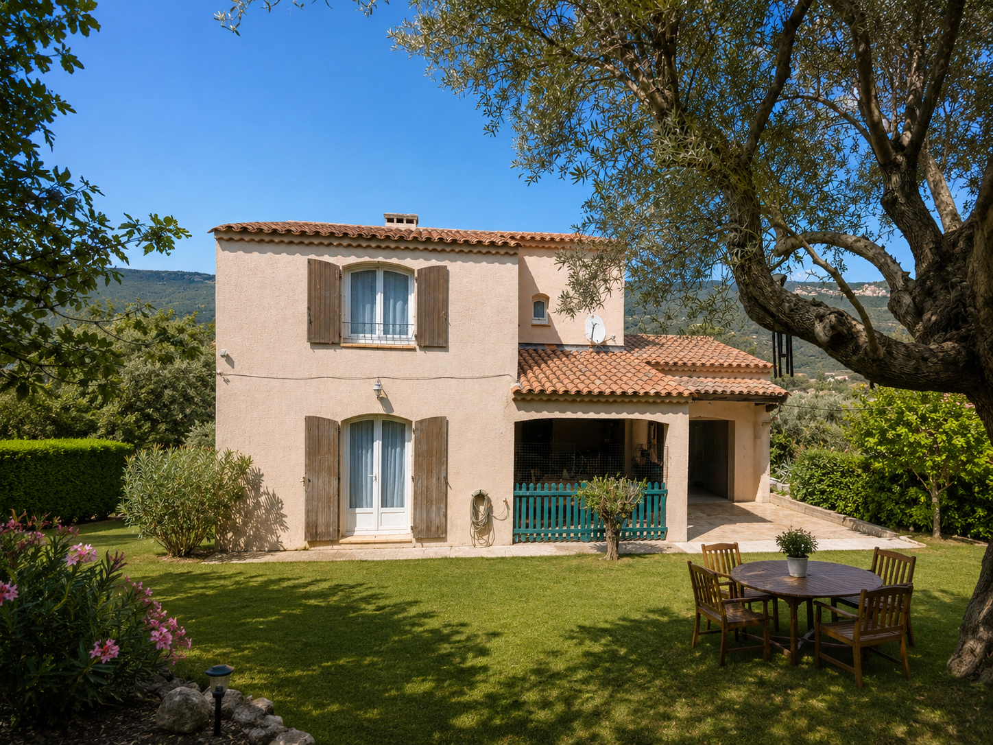 TOULON: SPACIEUSE VILLA DANS DOMAINE SECURISE, AU CALME, AVEC VUE DEGAGEE
