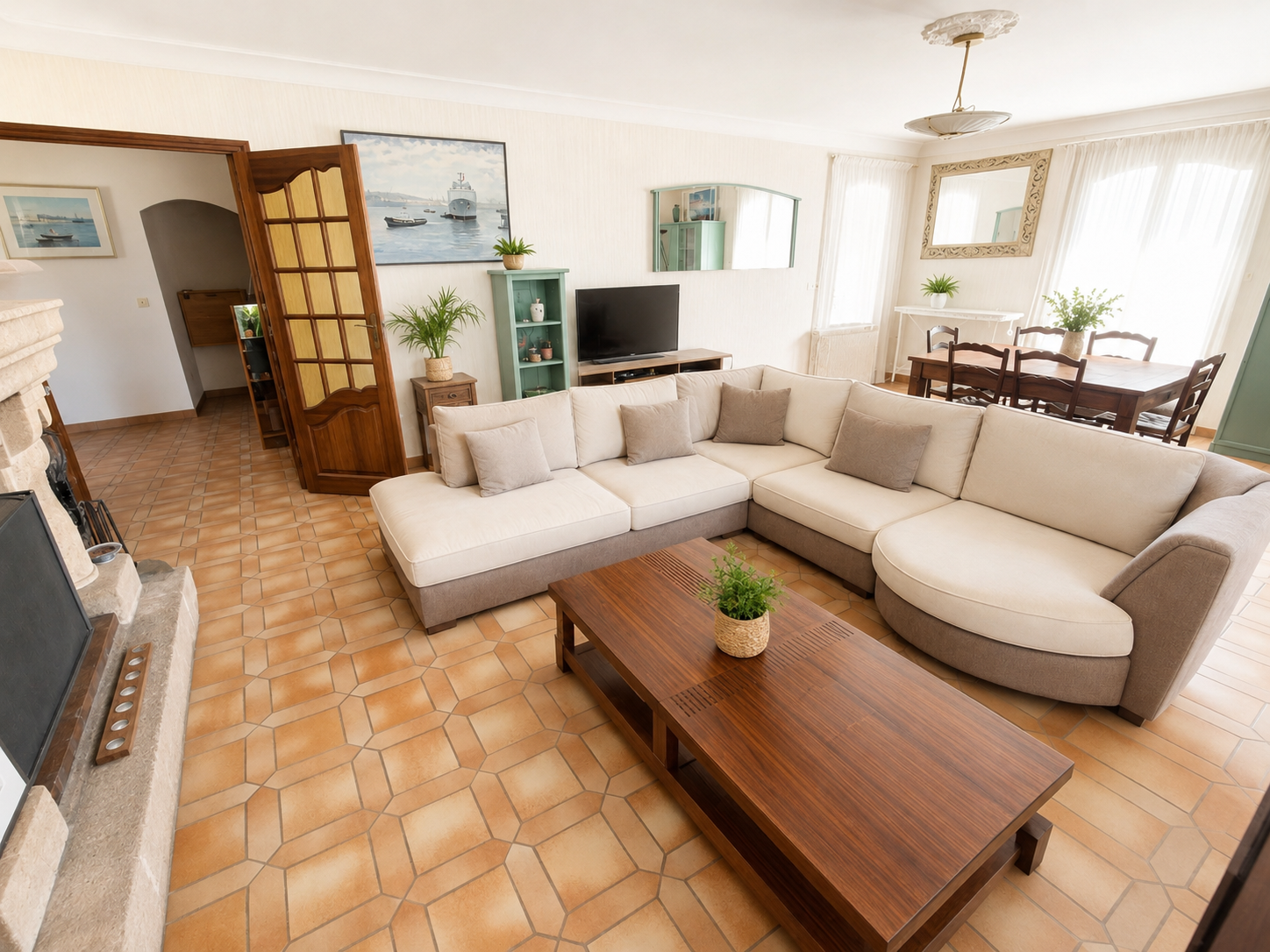 TOULON: SPACIEUSE VILLA DANS DOMAINE SECURISE, AU CALME, AVEC VUE DEGAGEE