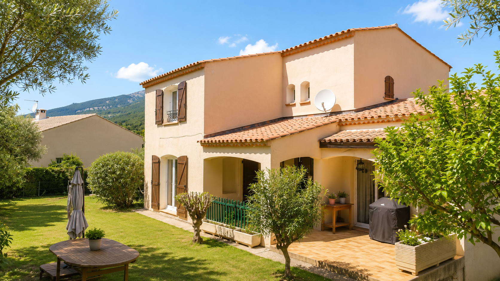 TOULON: SPACIEUSE VILLA DANS DOMAINE SECURISE, AU CALME, AVEC VUE DEGAGEE