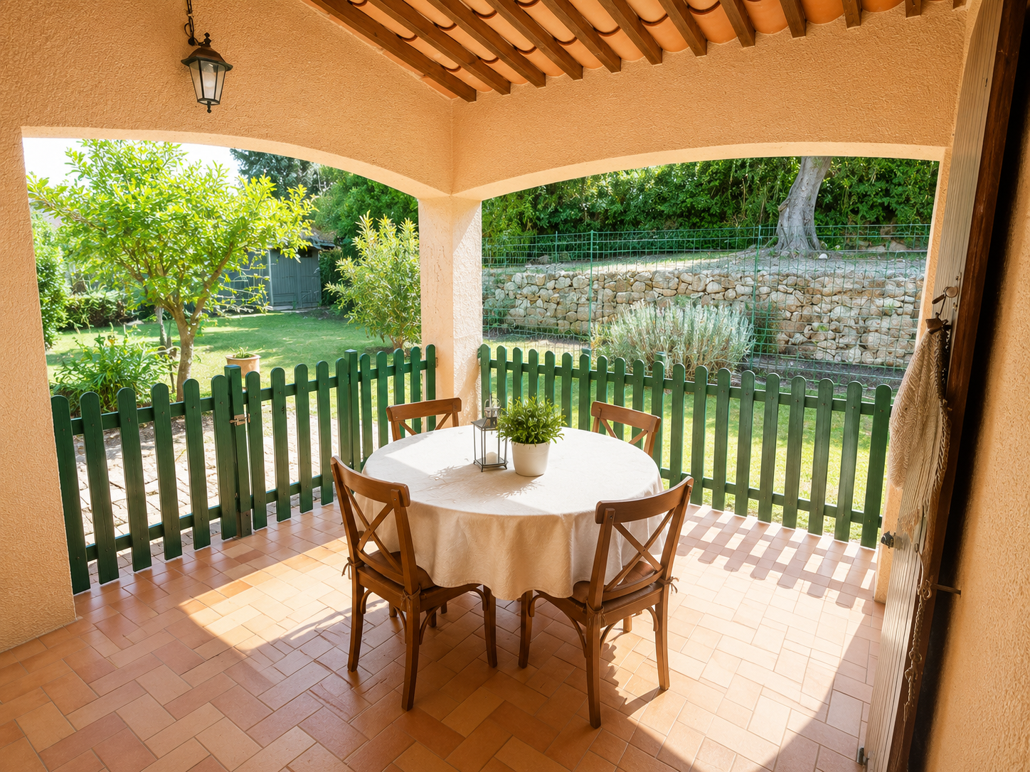 TOULON: SPACIEUSE VILLA DANS DOMAINE SECURISE, AU CALME, AVEC VUE DEGAGEE