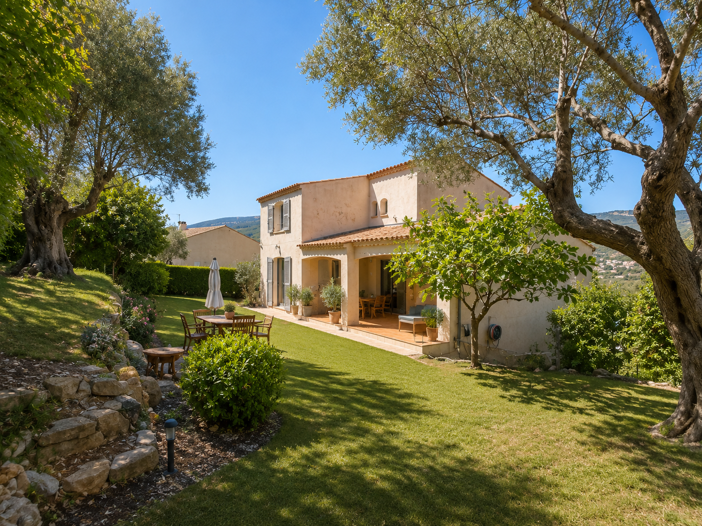 TOULON: SPACIEUSE VILLA DANS DOMAINE SECURISE, AU CALME, AVEC VUE DEGAGEE
