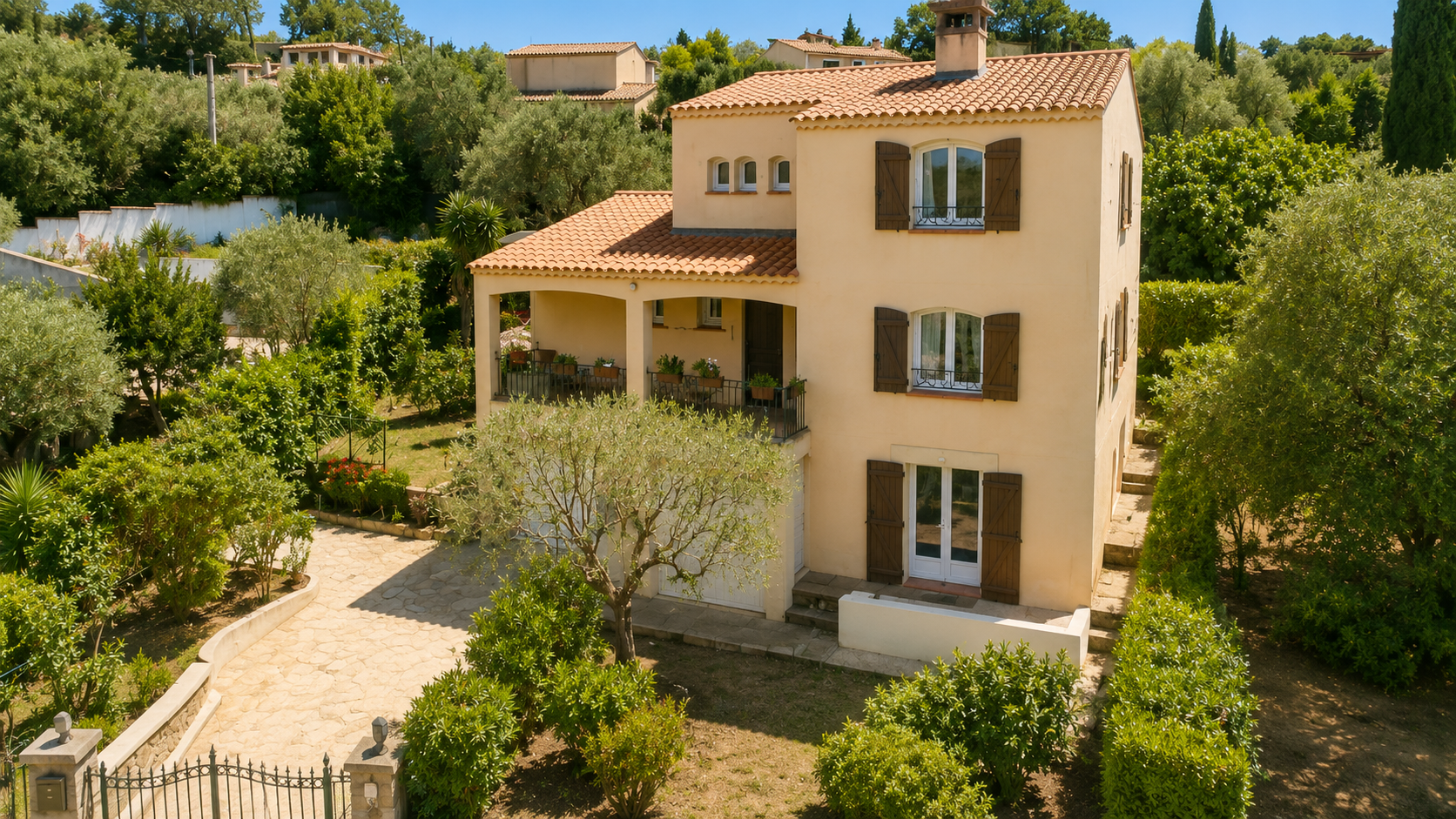 TOULON: SPACIEUSE VILLA DANS DOMAINE SECURISE, AU CALME, AVEC VUE DEGAGEE