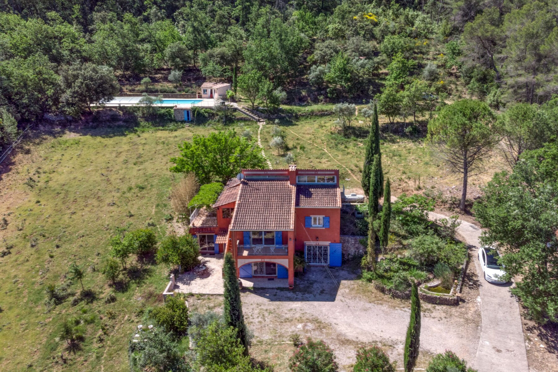 2 Maisons, 2 piscines, atelier indépendant et près de 3ha de
