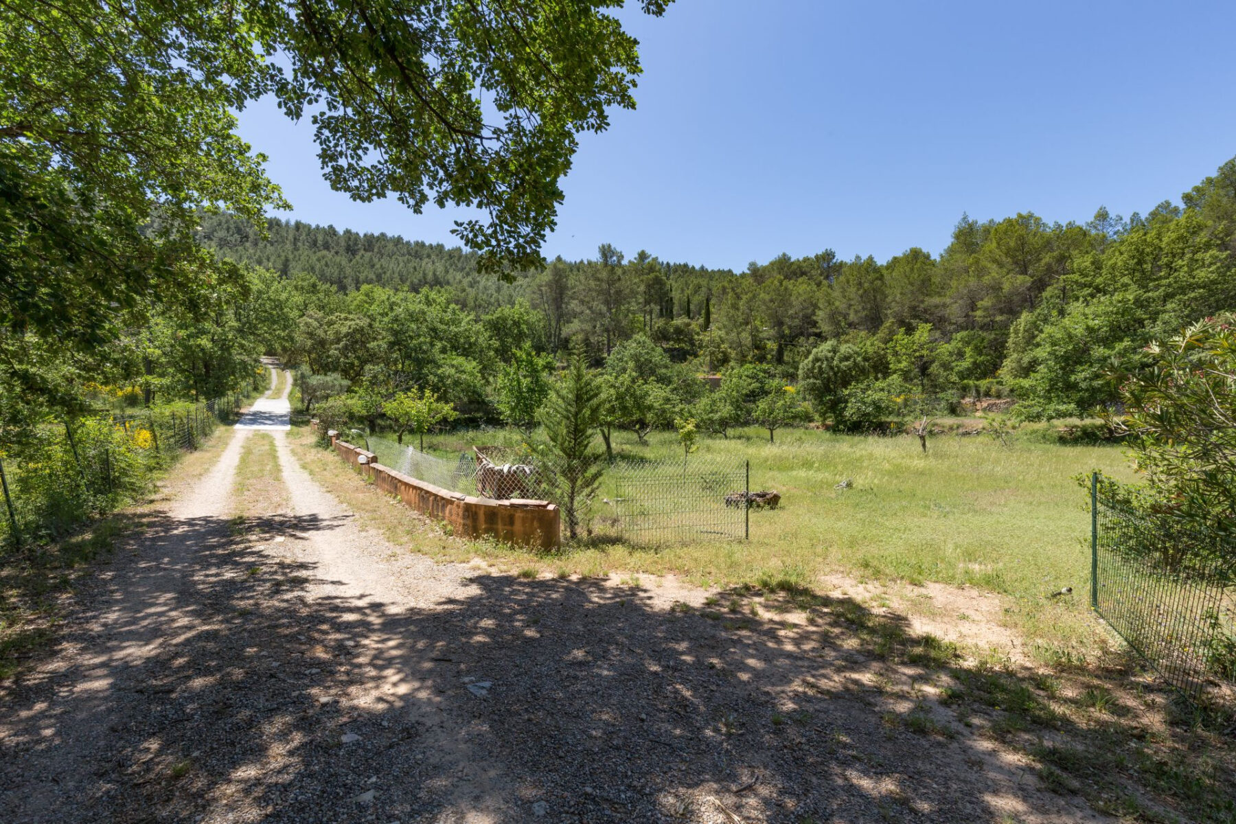 2 Maisons, 2 piscines, atelier indépendant et près de 3ha de