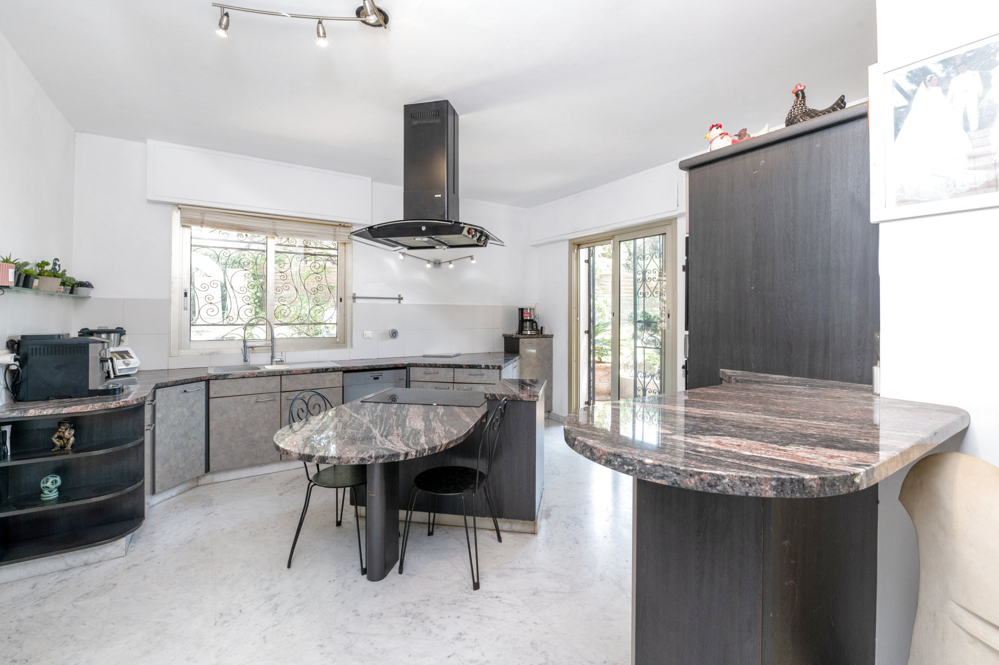 Élégante villa d&rsquo;architecte avec vue mer, piscine et jardin