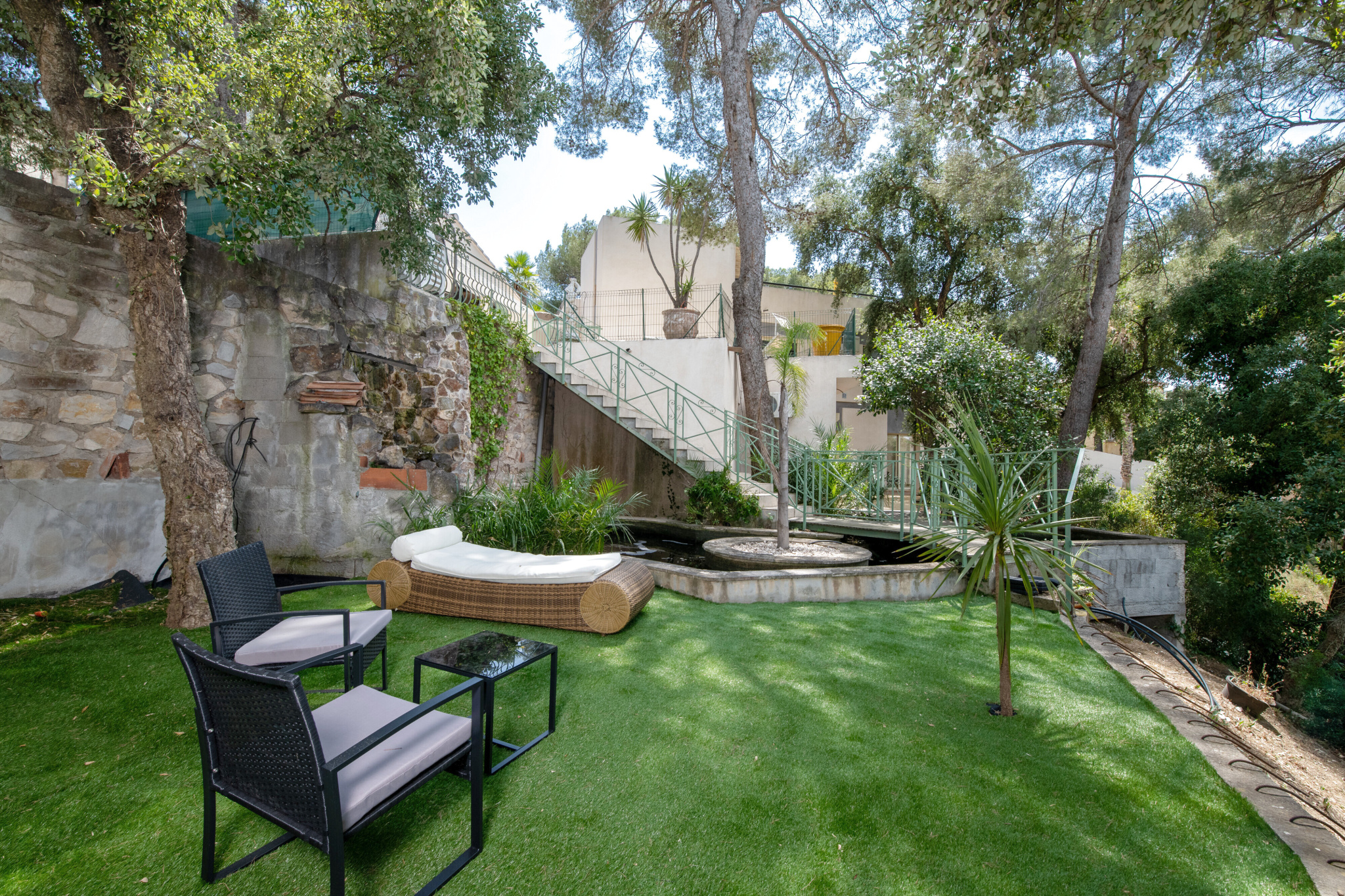 Élégante villa d&rsquo;architecte avec vue mer, piscine et jardin