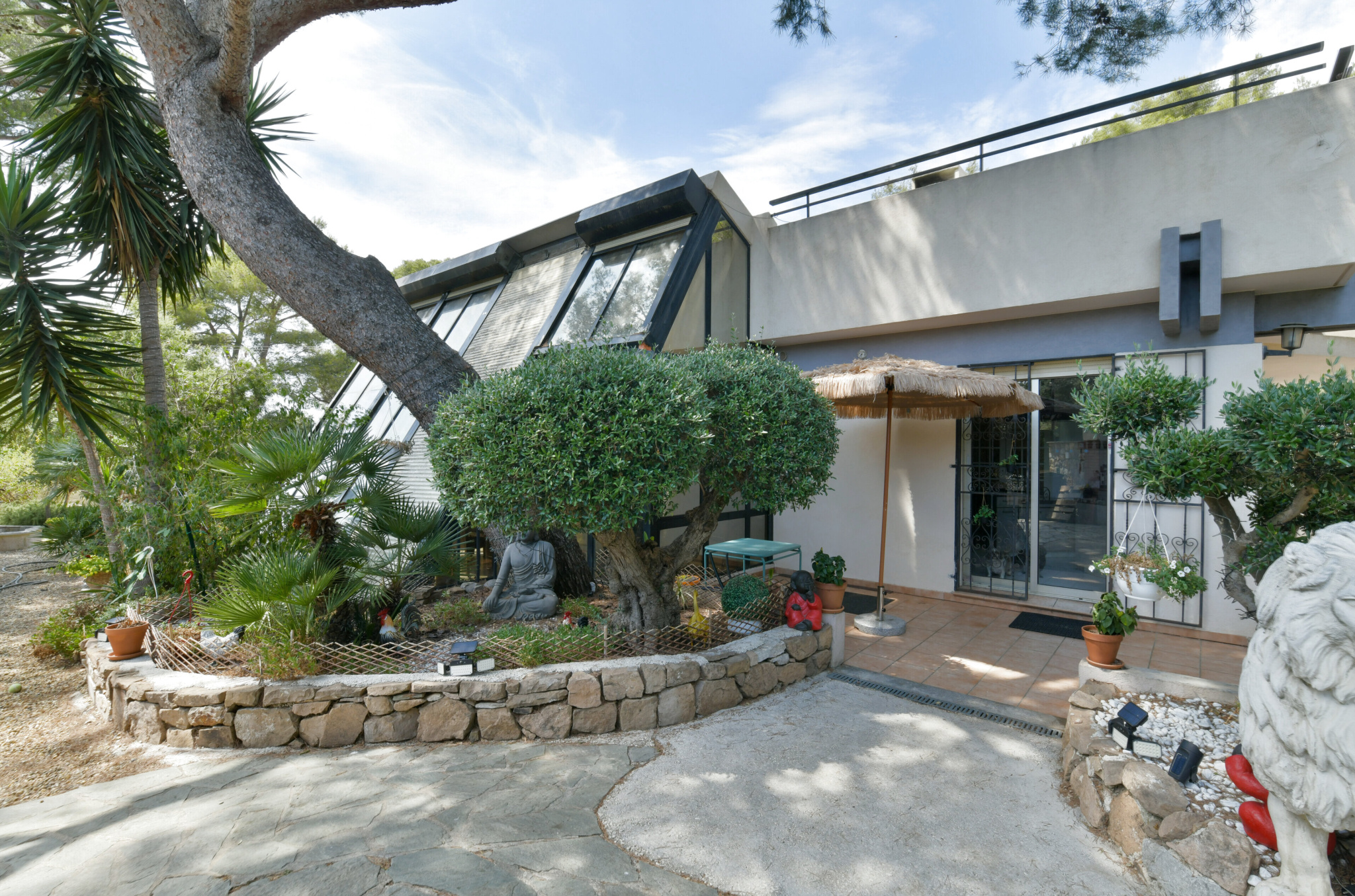 Élégante villa d&rsquo;architecte avec vue mer, piscine et jardin