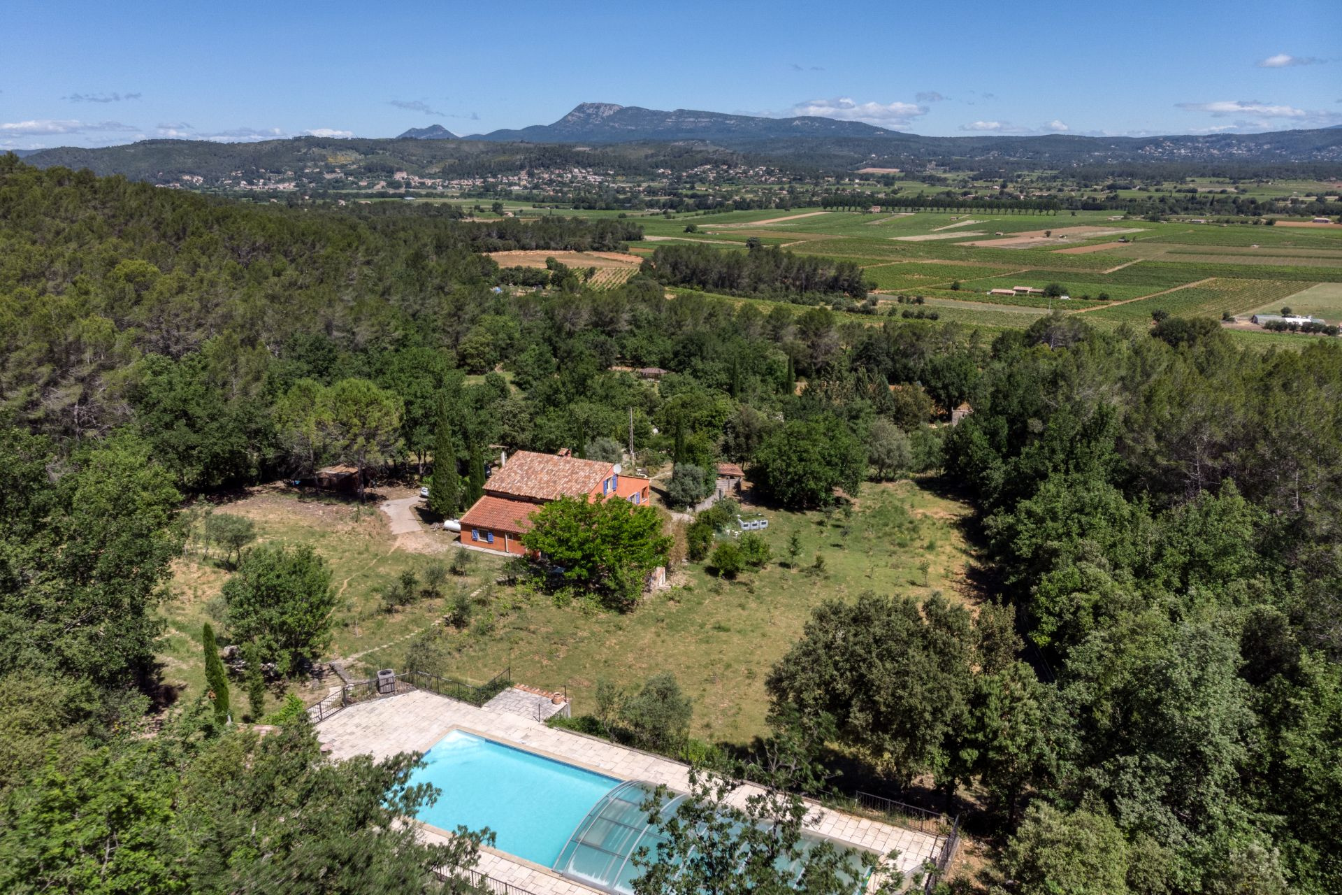 2 Maisons, 2 piscines, atelier indépendant et près de 3ha de terrains