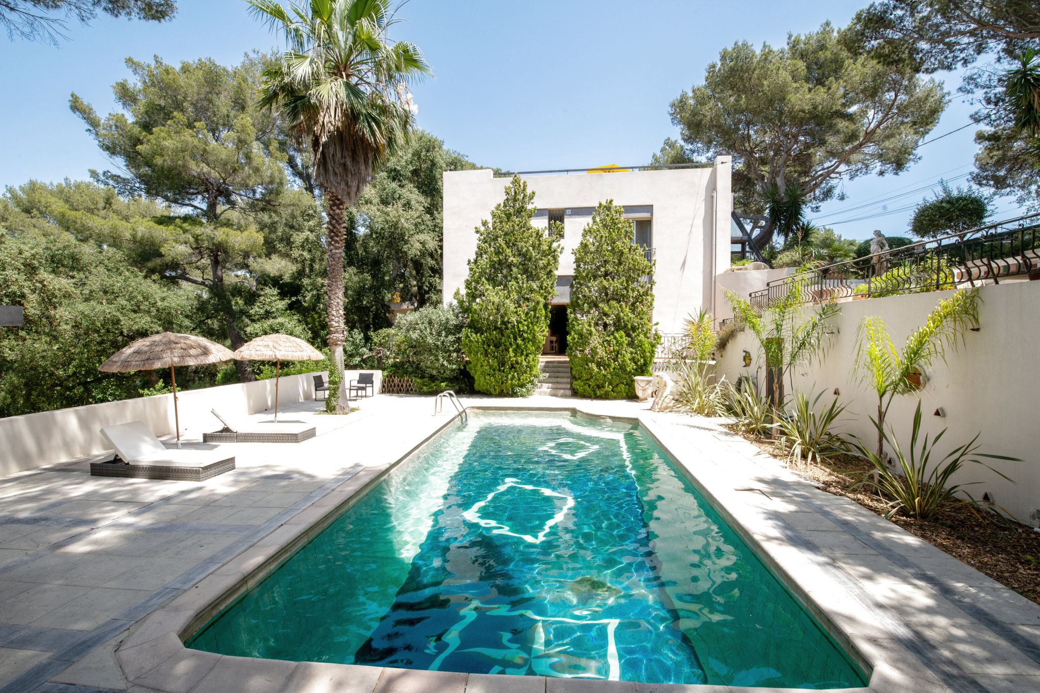 Élégante villa d’architecte avec vue mer, piscine et jardin paysager
