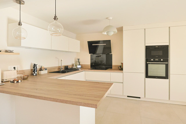 Villa Moderne de 133m2, entièrement rénovée avec garage et terrain 530 m2 . Quartier recherché de Hyères au ca