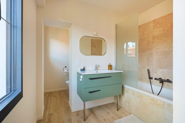 Villa Moderne de 133m2, entièrement rénovée avec garage et terrain 530 m2 . Quartier recherché de Hyères au ca