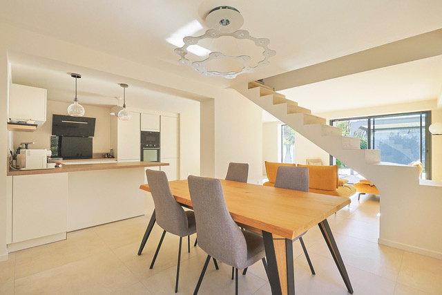 Villa Moderne de 133m2, entièrement rénovée avec garage et terrain 530 m2 . Quartier recherché de Hyères au ca