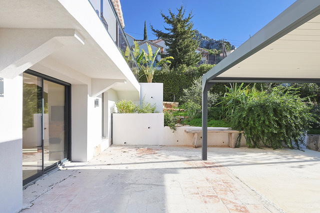 Villa Moderne de 133m2, entièrement rénovée avec garage et terrain 530 m2 . Quartier recherché de Hyères au ca