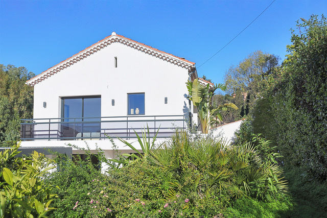 Villa Moderne de 133m2, entièrement rénovée avec garage et terrain 530 m2 . Quartier recherché de Hyères au ca