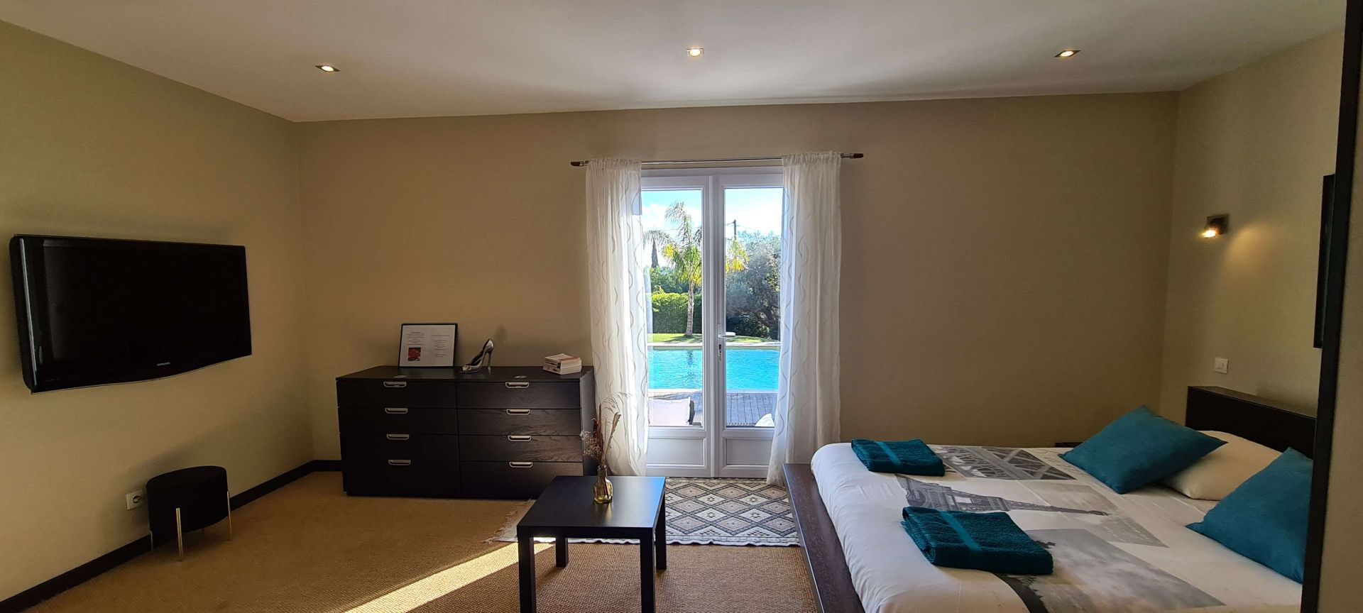 Villa d&rsquo;architecte de 221m2 9P 7Ch avec Piscine et Pool house à SOLLIES PONT. Rendement locatif important.