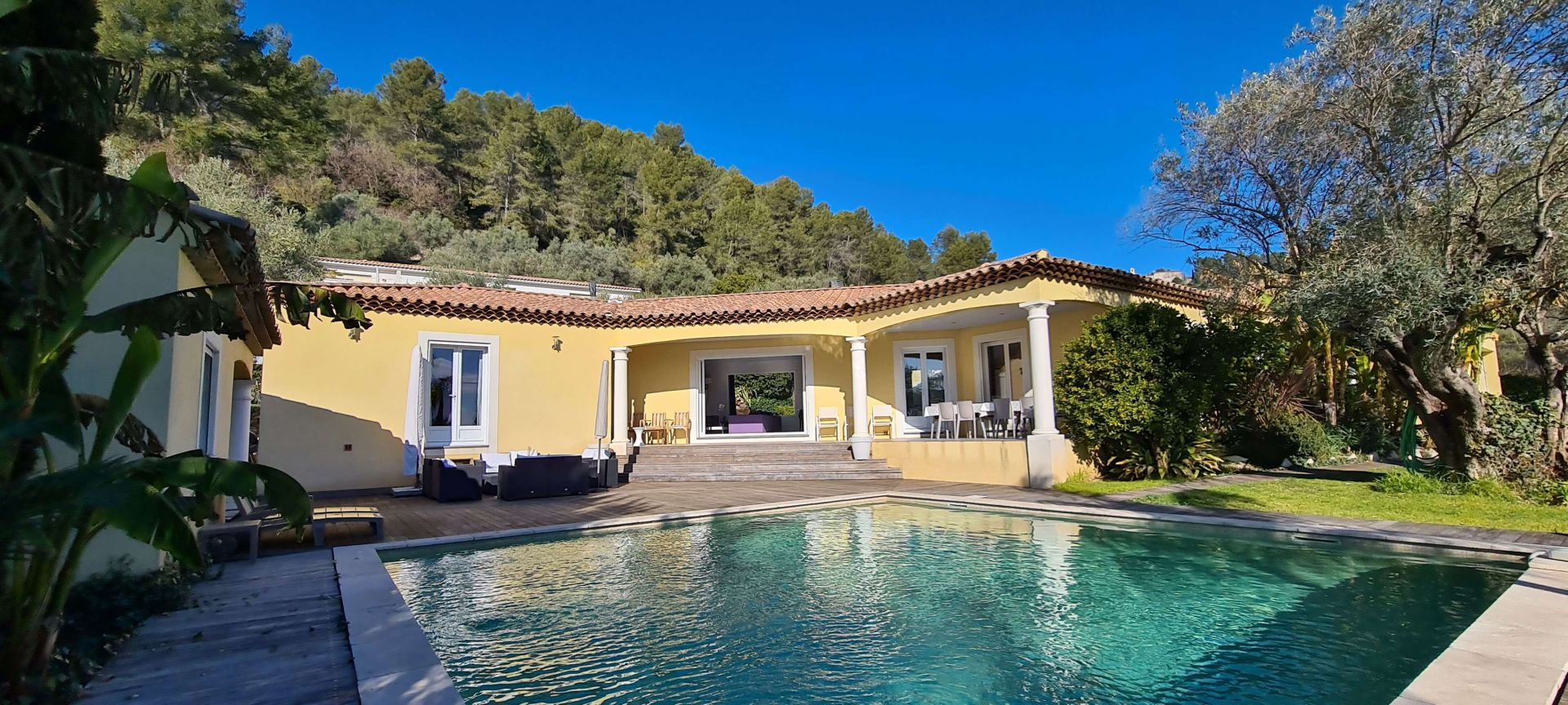 Villa d&rsquo;architecte de 221m2 9P 7Ch avec Piscine et Pool house à SOLLIES PONT. Rendement locatif important.