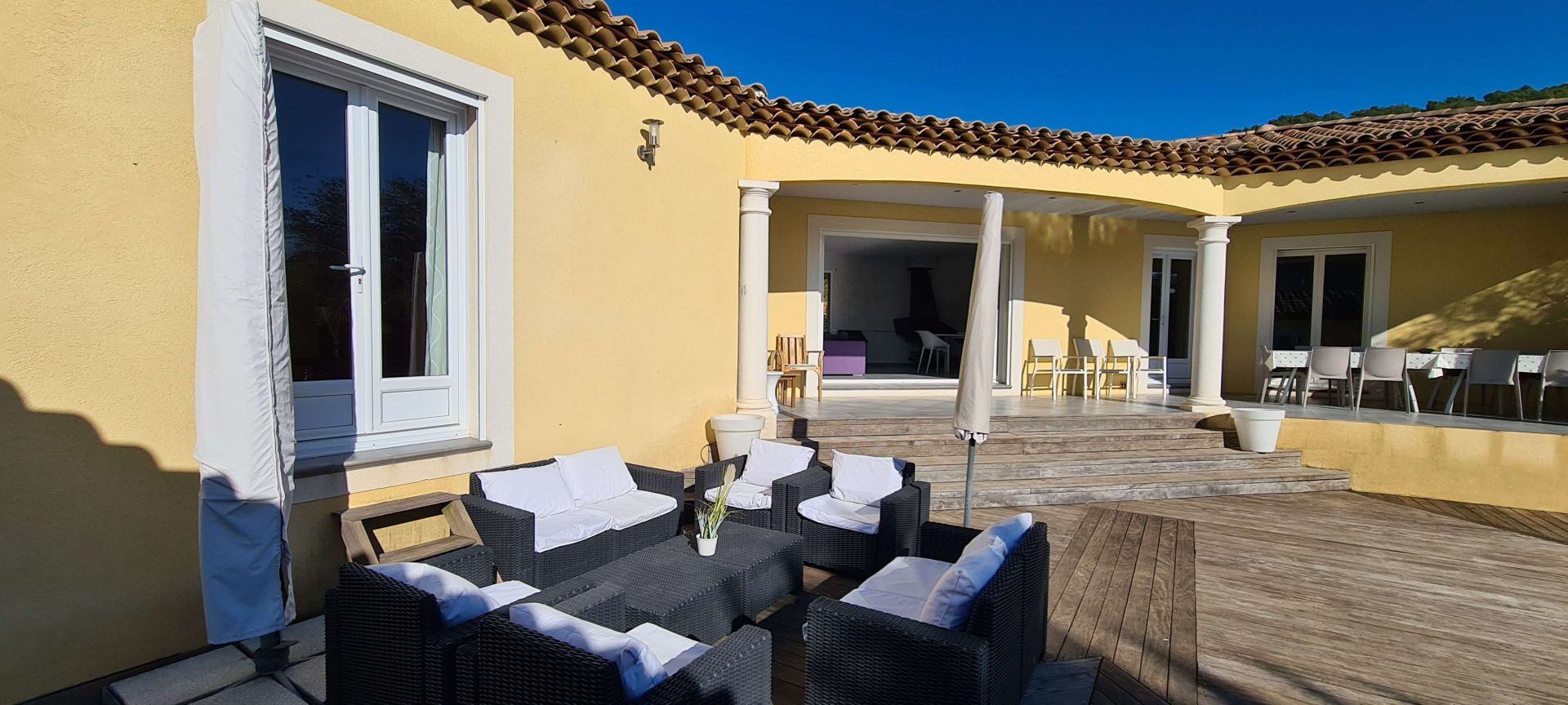 Villa d&rsquo;architecte de 221m2 9P 7Ch avec Piscine et Pool house à SOLLIES PONT. Rendement locatif important.