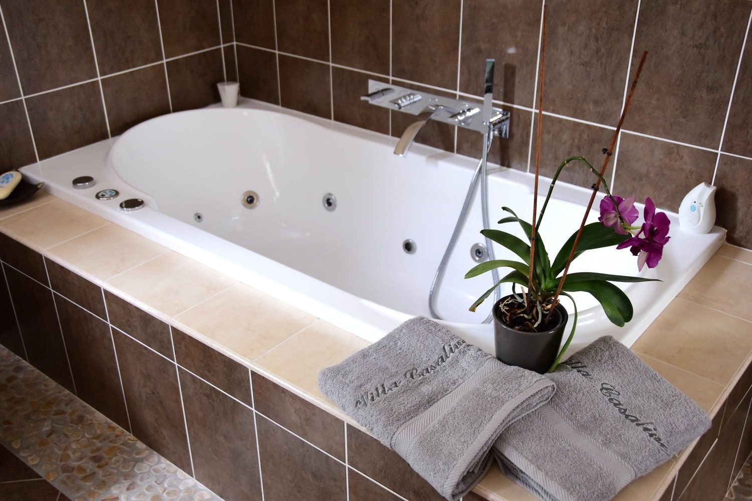 Villa d&rsquo;architecte de 221m2 9P 7Ch avec Piscine et Pool house à SOLLIES PONT. Rendement locatif important.