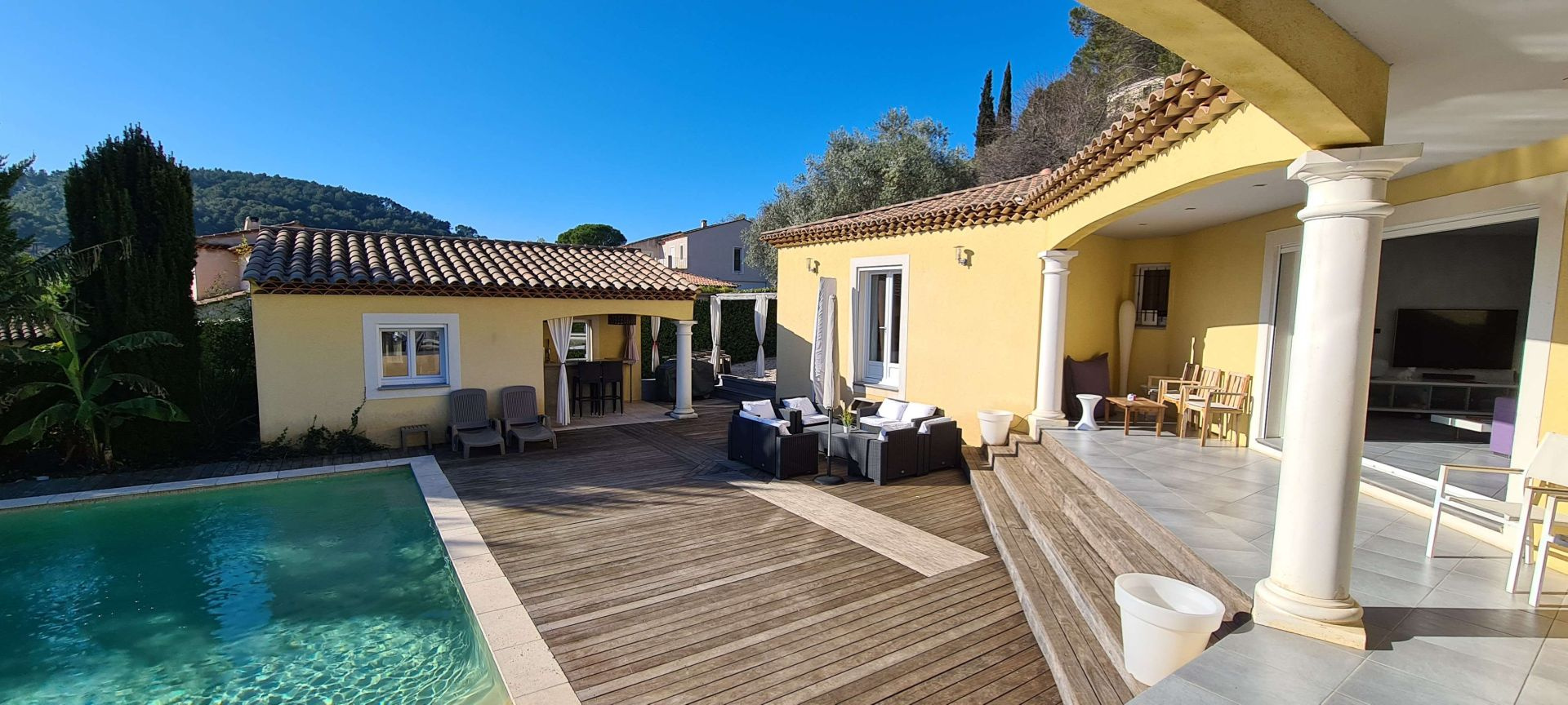 Villa d&rsquo;architecte de 221m2 9P 7Ch avec Piscine et Pool house à SOLLIES PONT. Rendement locatif important.