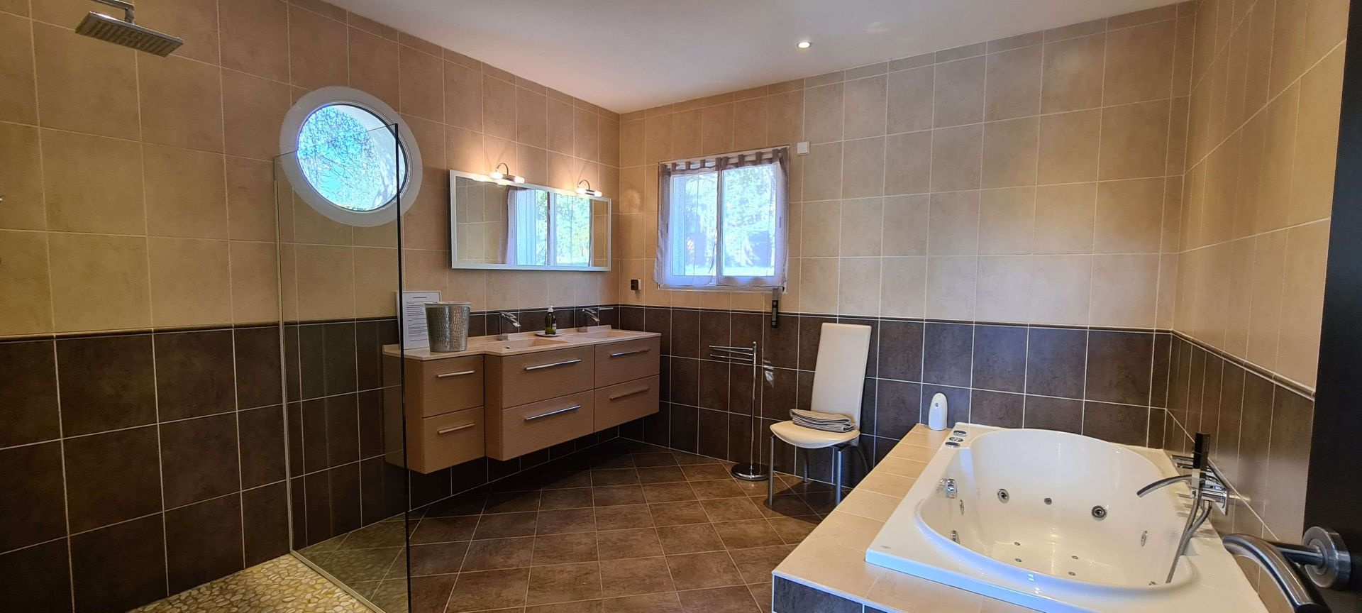 Villa d&rsquo;architecte de 221m2 9P 7Ch avec Piscine et Pool house à SOLLIES PONT. Rendement locatif important.