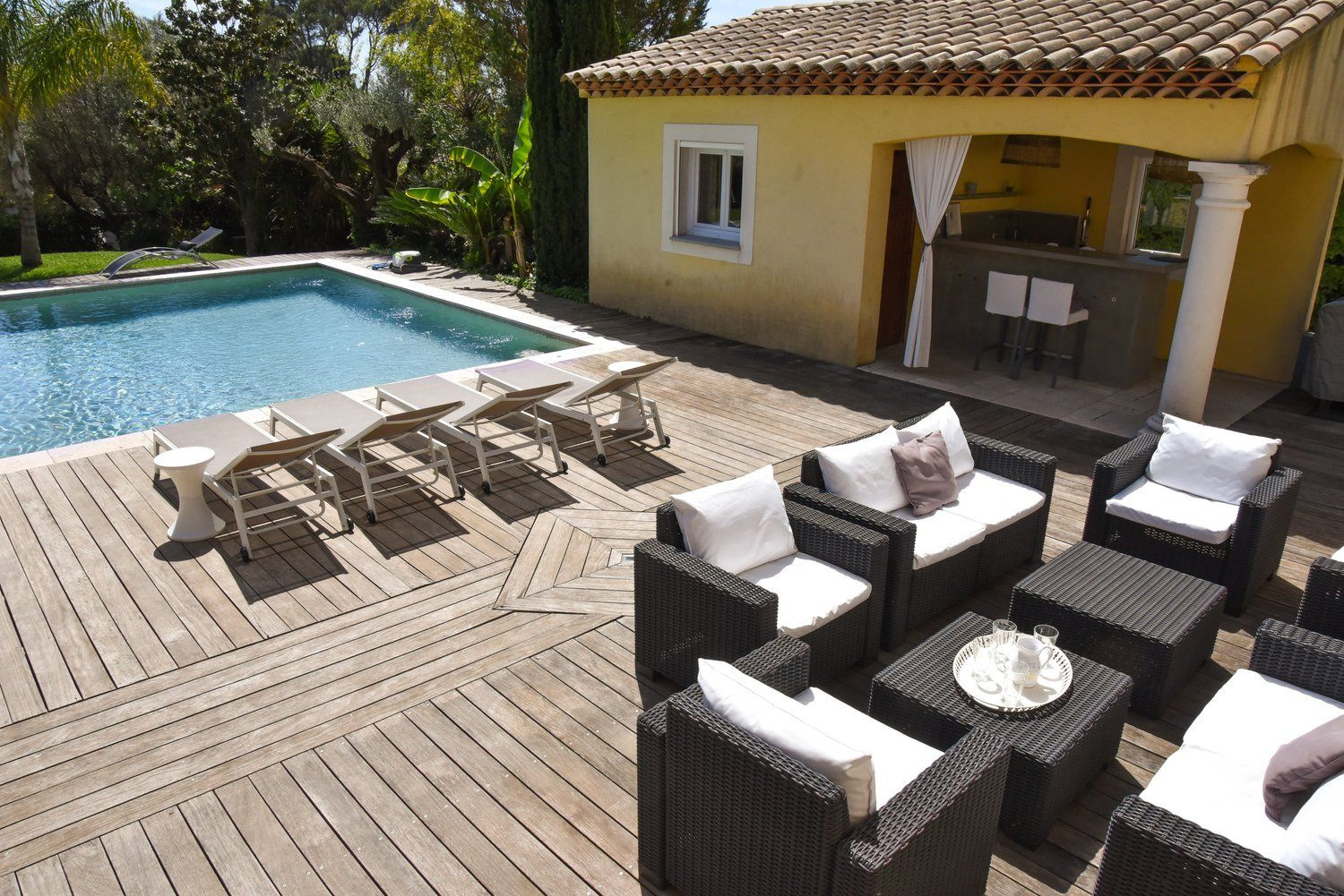 Villa d&rsquo;architecte de 221m2 9P 7Ch avec Piscine et Pool house à SOLLIES PONT. Rendement locatif important.