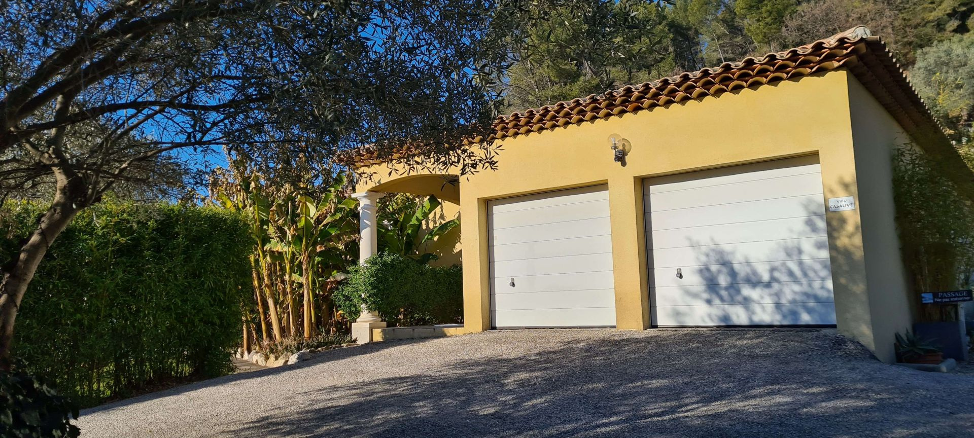 Villa d&rsquo;architecte de 221m2 9P 7Ch avec Piscine et Pool house à SOLLIES PONT. Rendement locatif important.