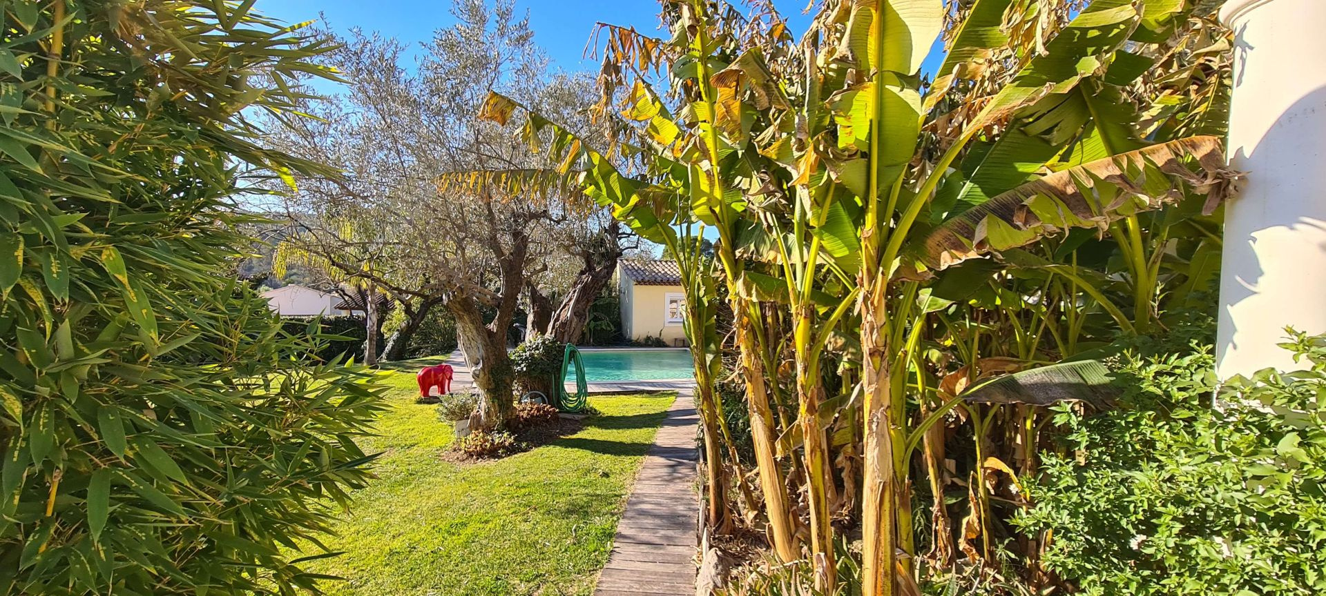 Villa d&rsquo;architecte de 221m2 9P 7Ch avec Piscine et Pool house à SOLLIES PONT. Rendement locatif important.