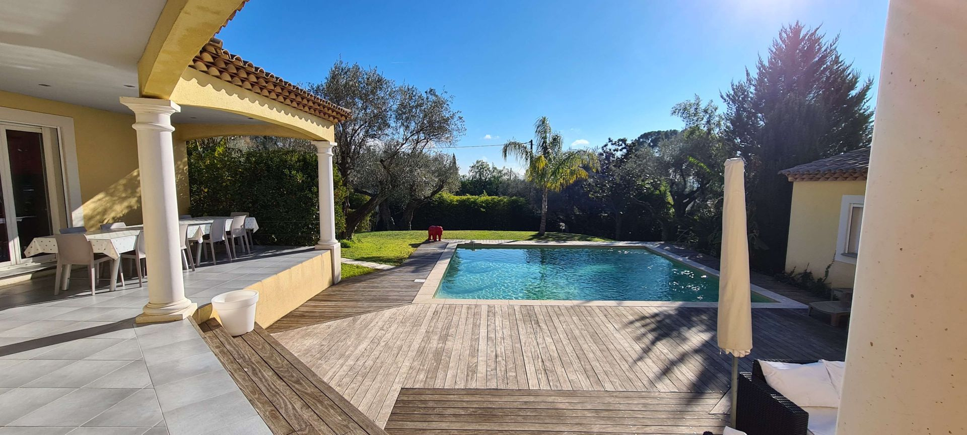 Villa d&rsquo;architecte de 221m2 9P 7Ch avec Piscine et Pool house à SOLLIES PONT. Rendement locatif important.