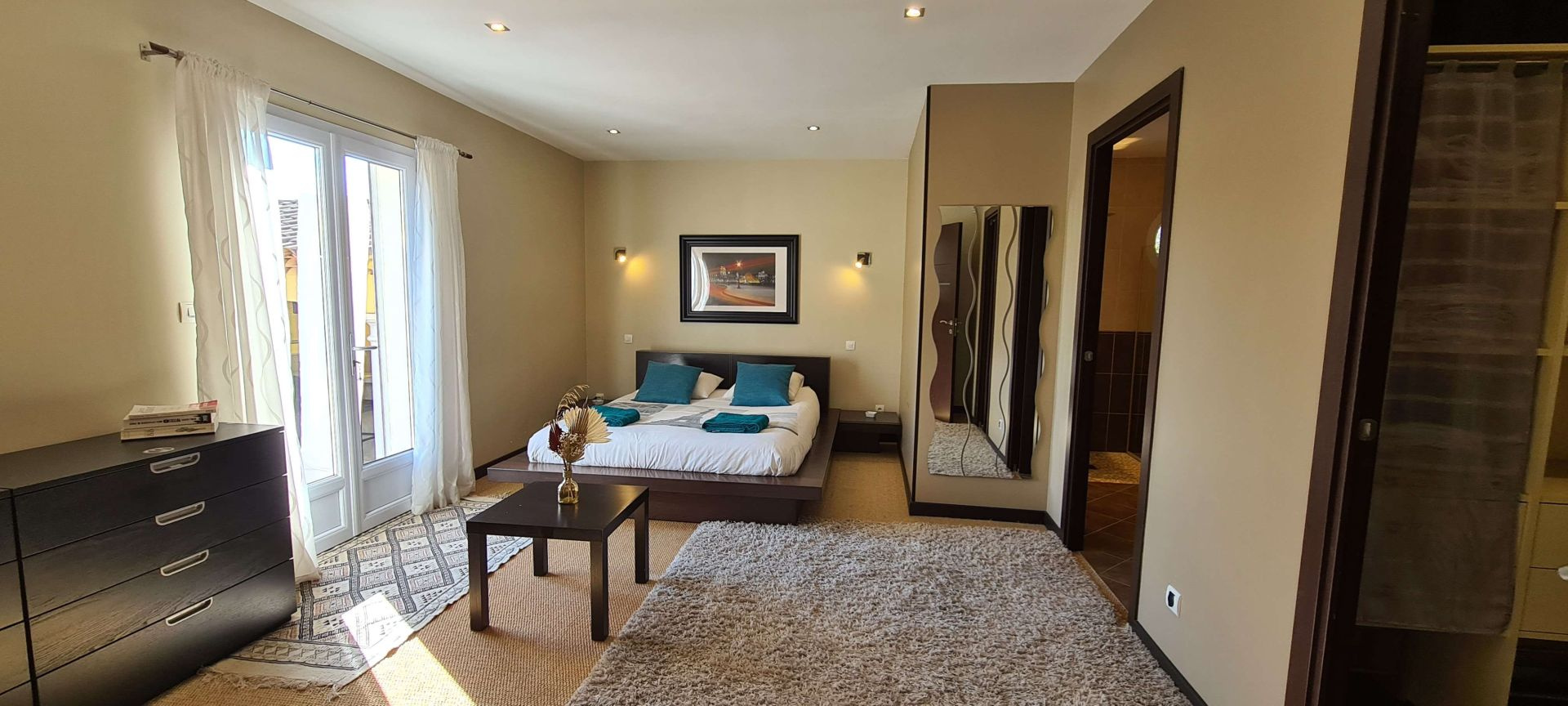 Villa d&rsquo;architecte de 221m2 9P 7Ch avec Piscine et Pool house à SOLLIES PONT. Rendement locatif important.