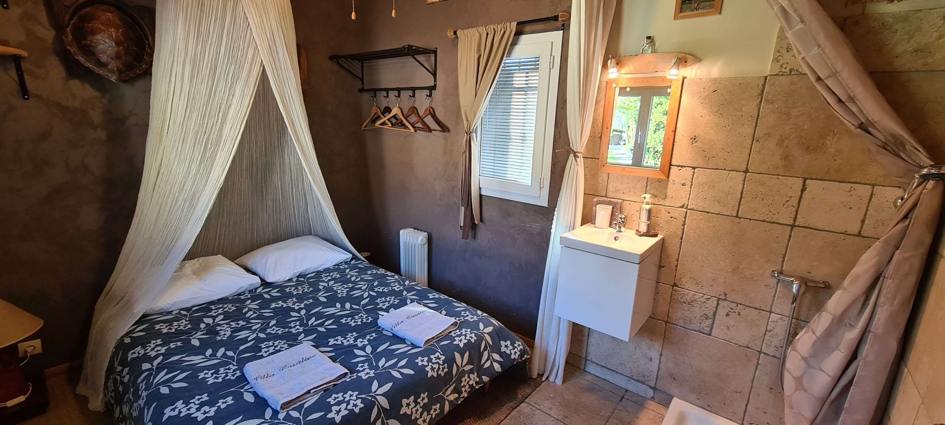 Villa d&rsquo;architecte de 221m2 9P 7Ch avec Piscine et Pool house à SOLLIES PONT. Rendement locatif important.