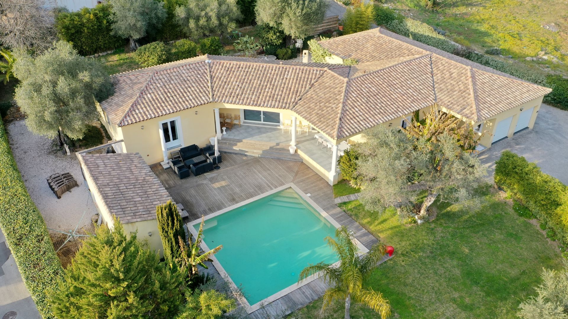 Villa d&rsquo;architecte de 221m2 9P 7Ch avec Piscine et Pool house à SOLLIES PONT. Rendement locatif important.