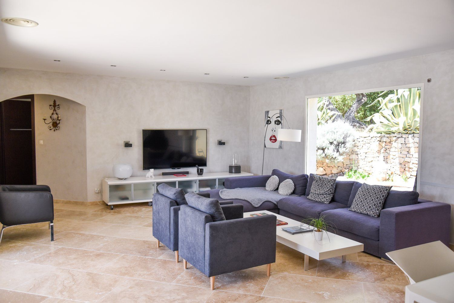 Villa d&rsquo;architecte de 221m2 9P 7Ch avec Piscine et Pool house à SOLLIES PONT. Rendement locatif important.