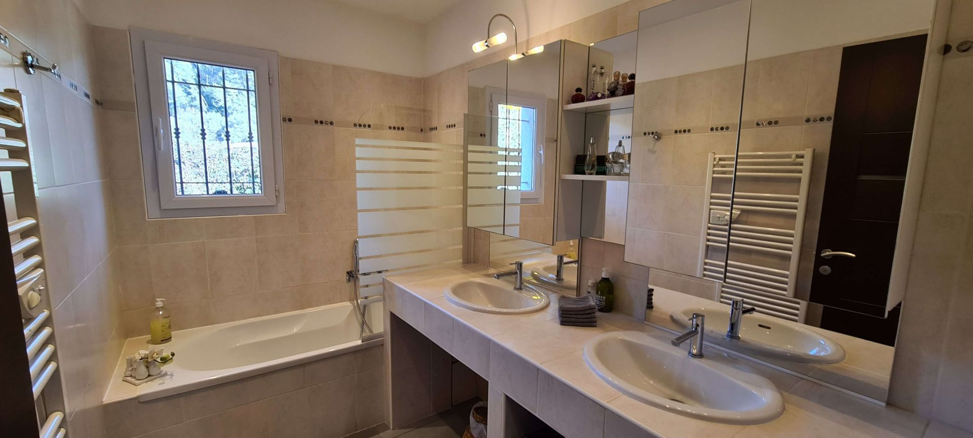 Villa d&rsquo;architecte de 221m2 9P 7Ch avec Piscine et Pool house à SOLLIES PONT. Rendement locatif important.