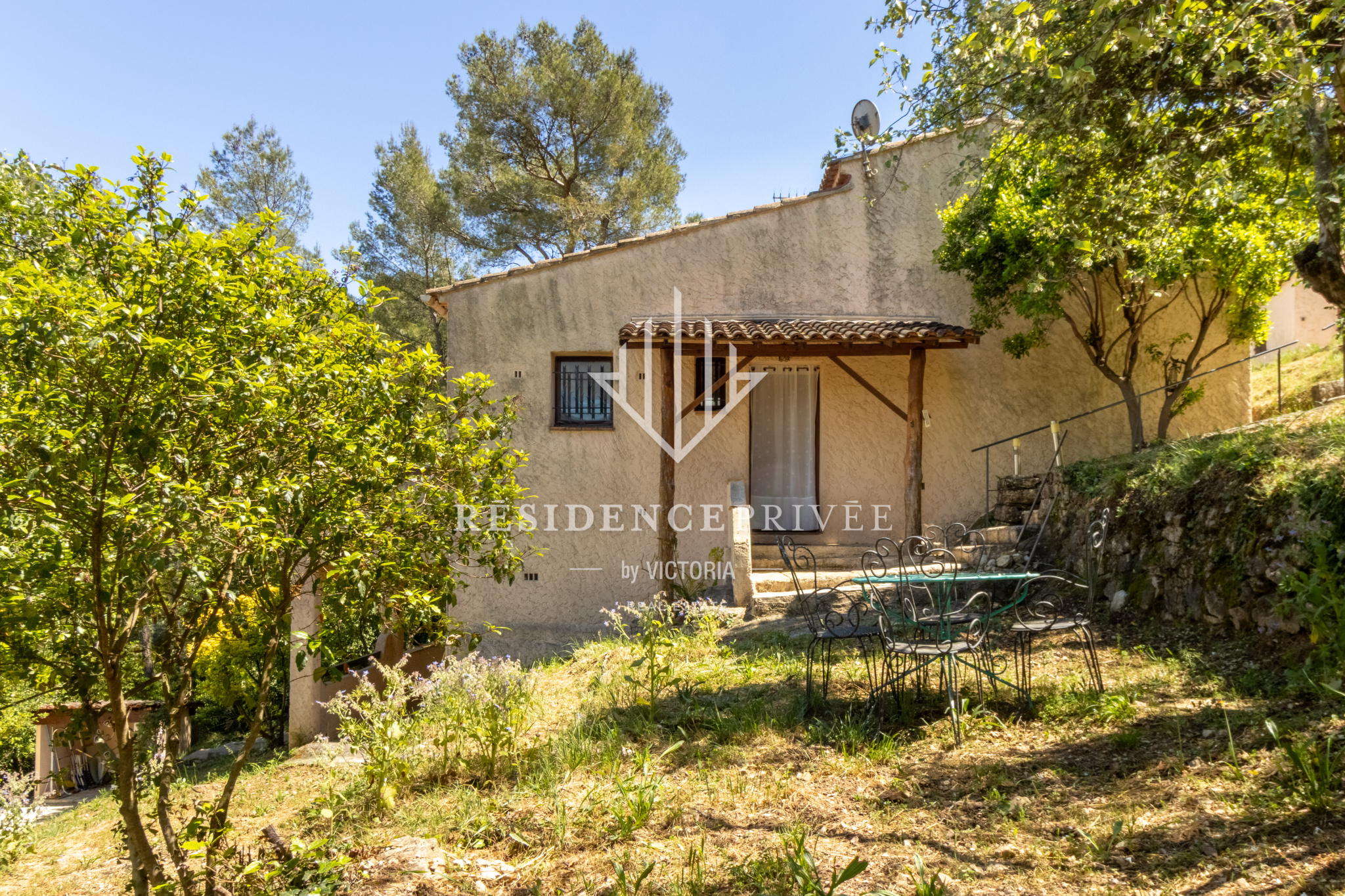 Villa avec terrain de 3000m2 et appartement indépendant