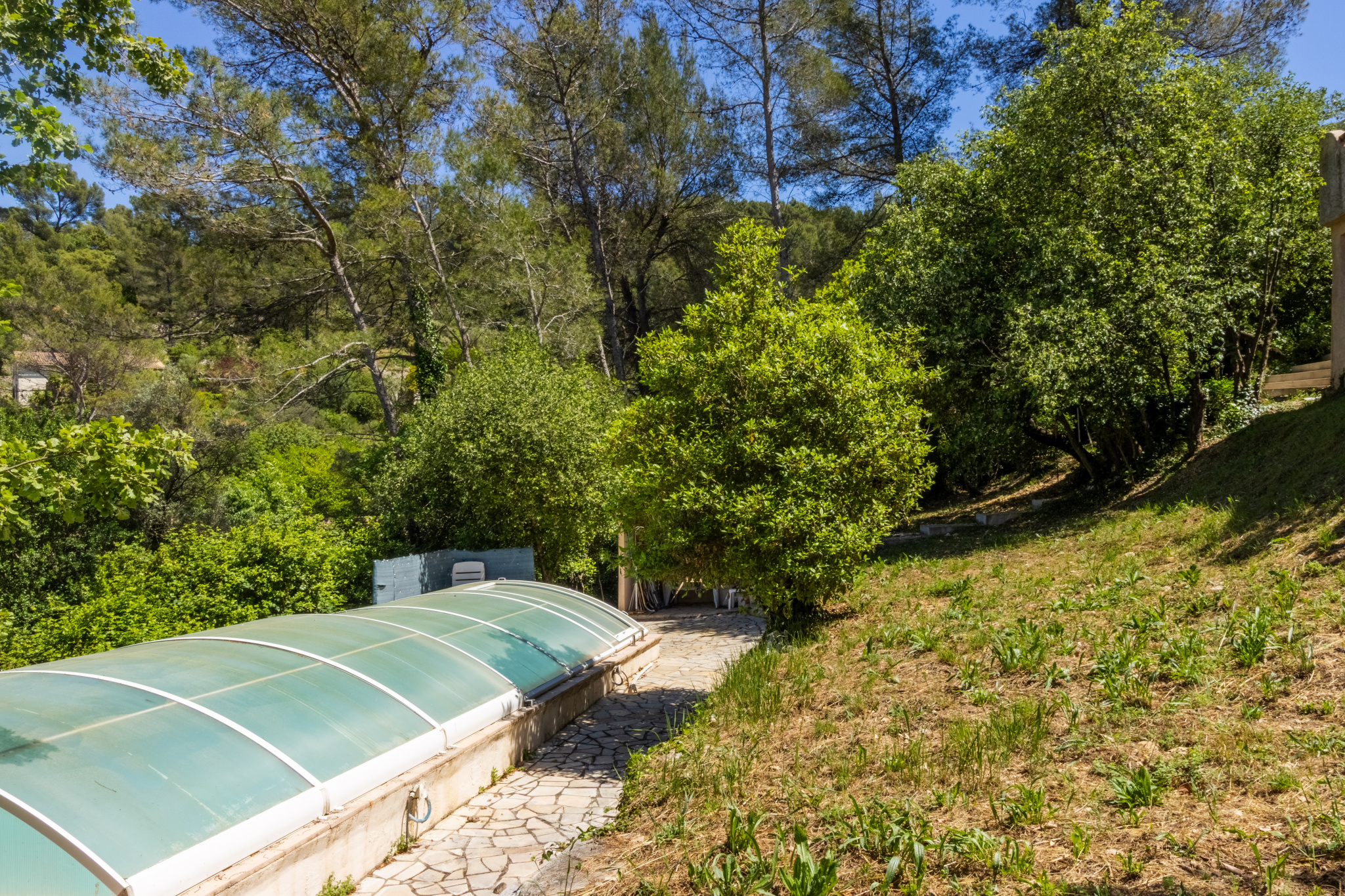 Villa avec terrain de 3000m2 et appartement indépendant