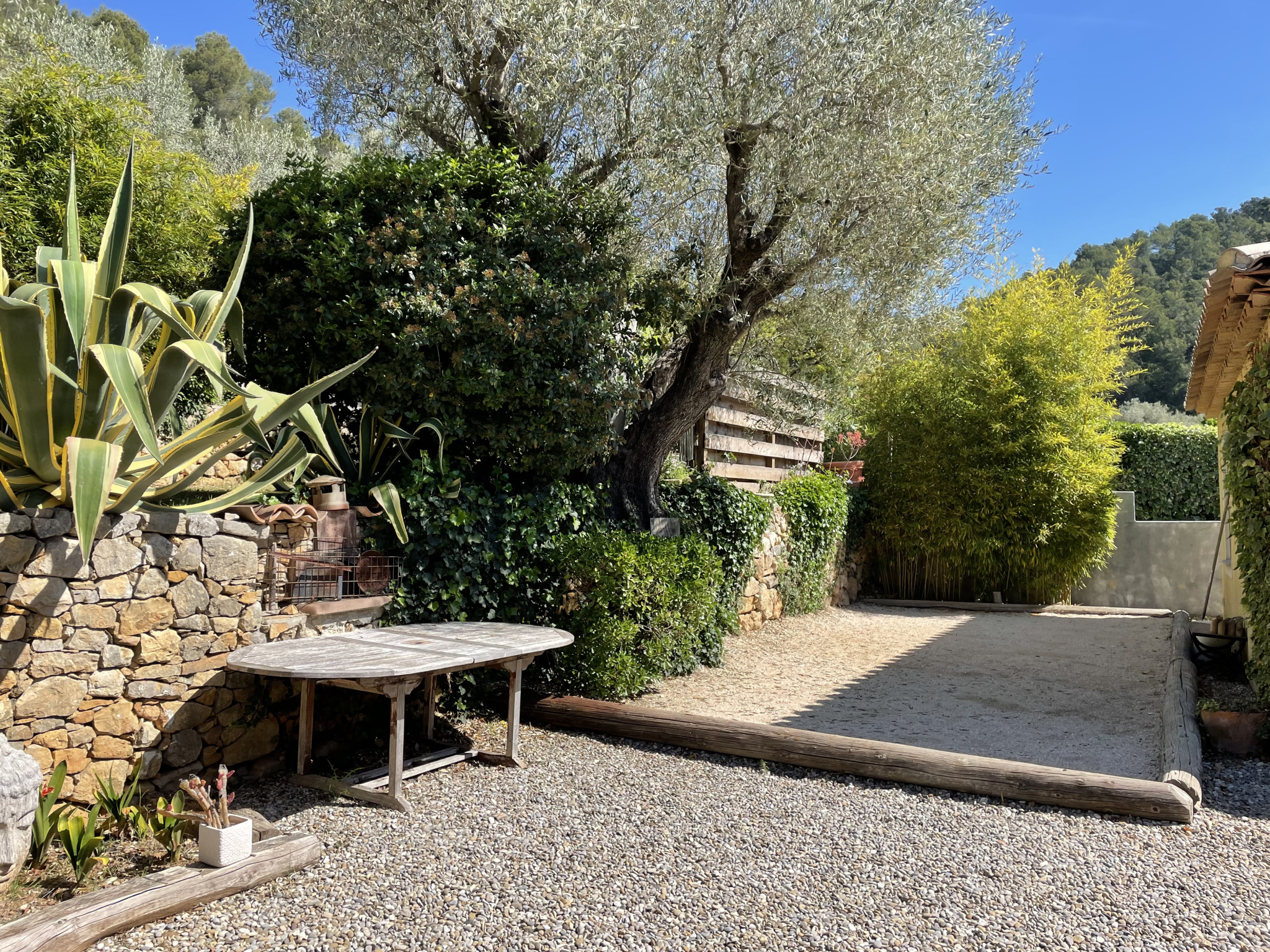 Villa d&rsquo;architecte de 221m2 9P 7Ch avec Piscine et Pool house à SOLLIES PONT. Rendement locatif important.