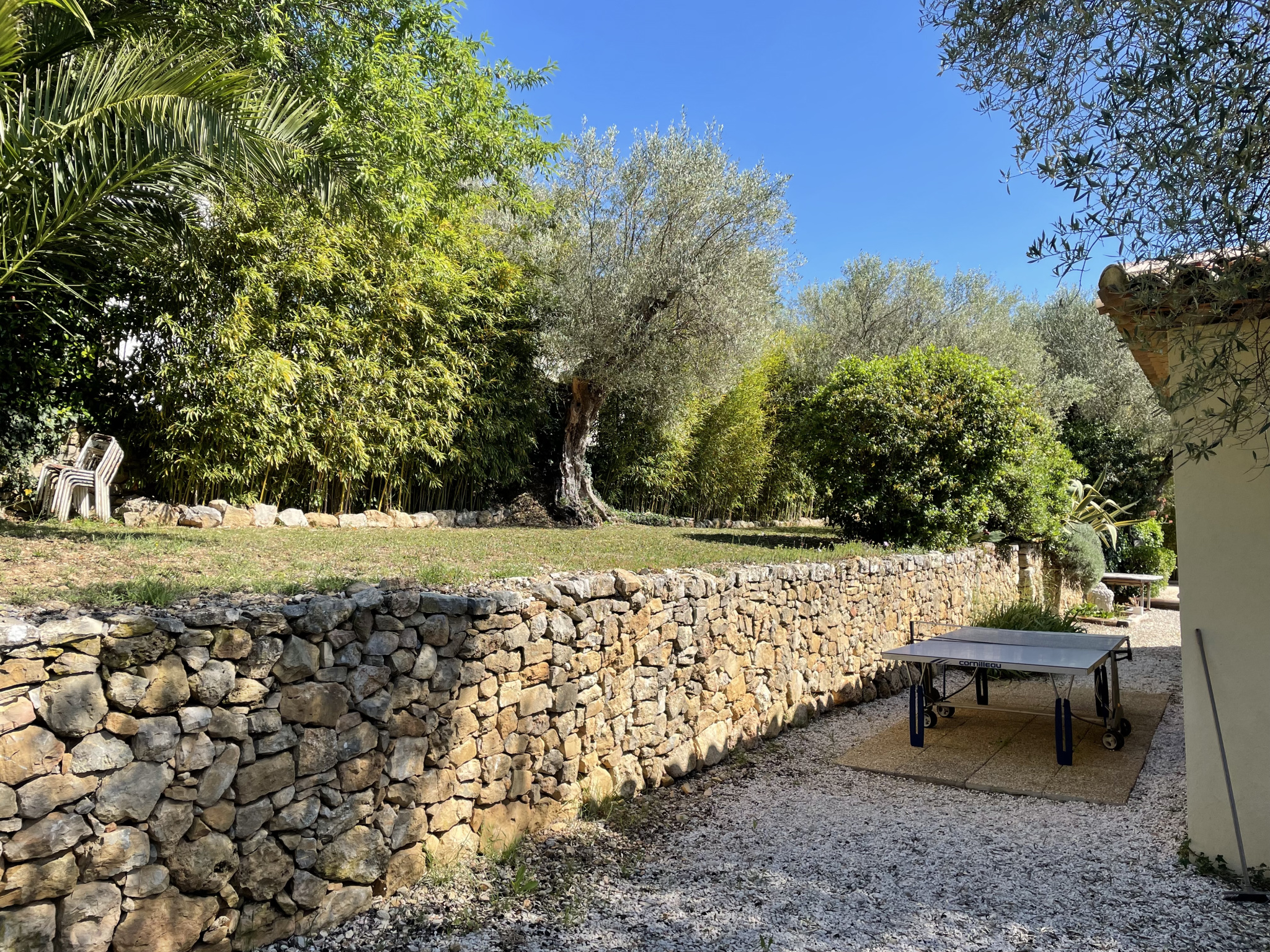 Villa d&rsquo;architecte de 221m2 9P 7Ch avec Piscine et Pool house à SOLLIES PONT. Rendement locatif important.