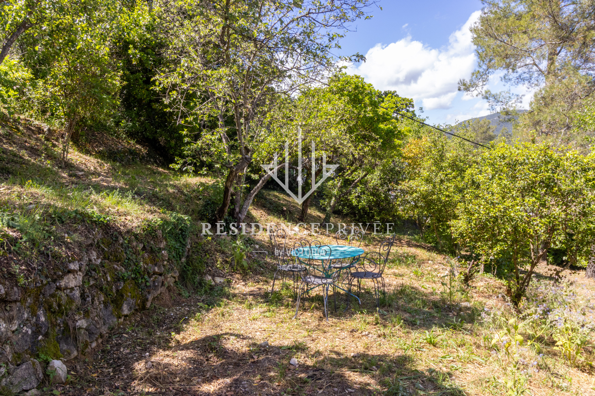 Villa avec terrain de 3000m2 et appartement indépendant