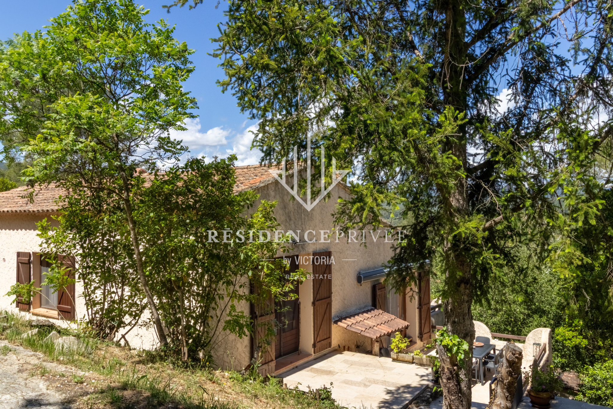 Villa avec terrain de 3000m2 et appartement indépendant