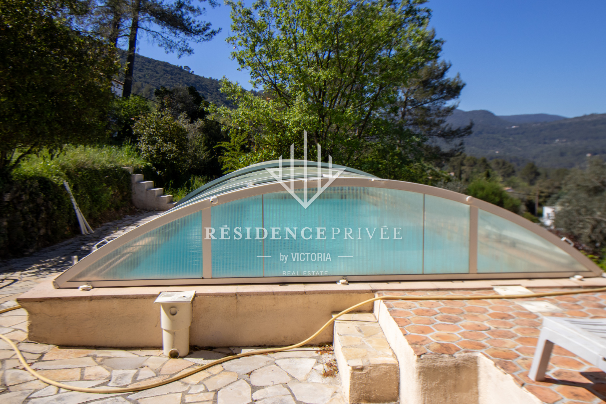 Villa avec terrain de 3000m2 et appartement indépendant