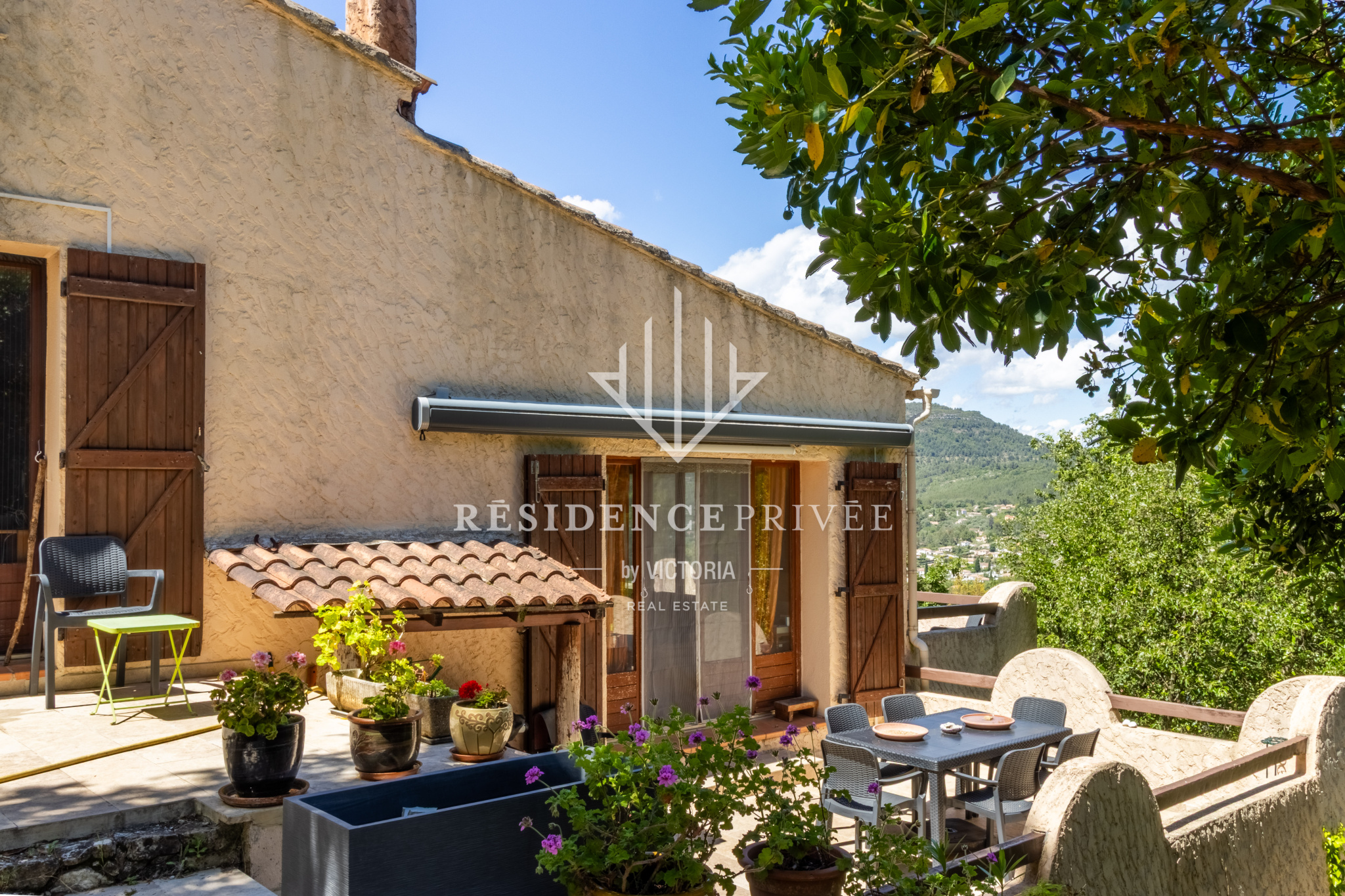 Villa avec terrain de 3000m2 et appartement indépendant