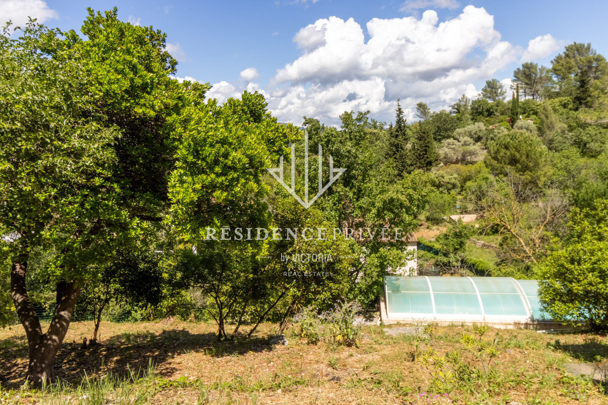 Villa avec terrain de 3000m2 et appartement indépendant