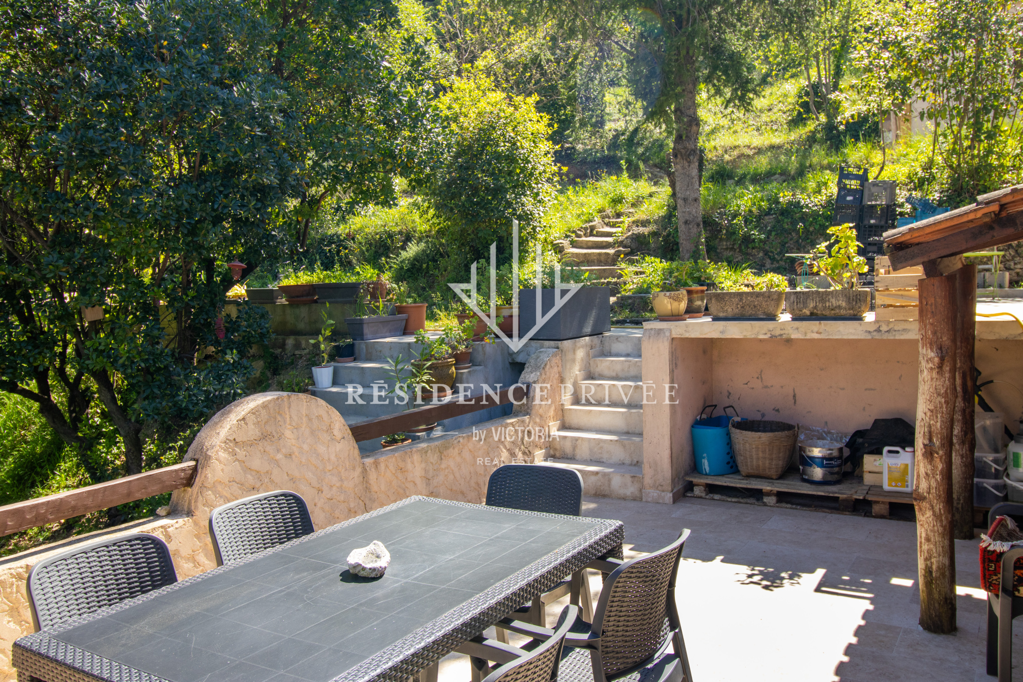 Villa avec terrain de 3000m2 et appartement indépendant