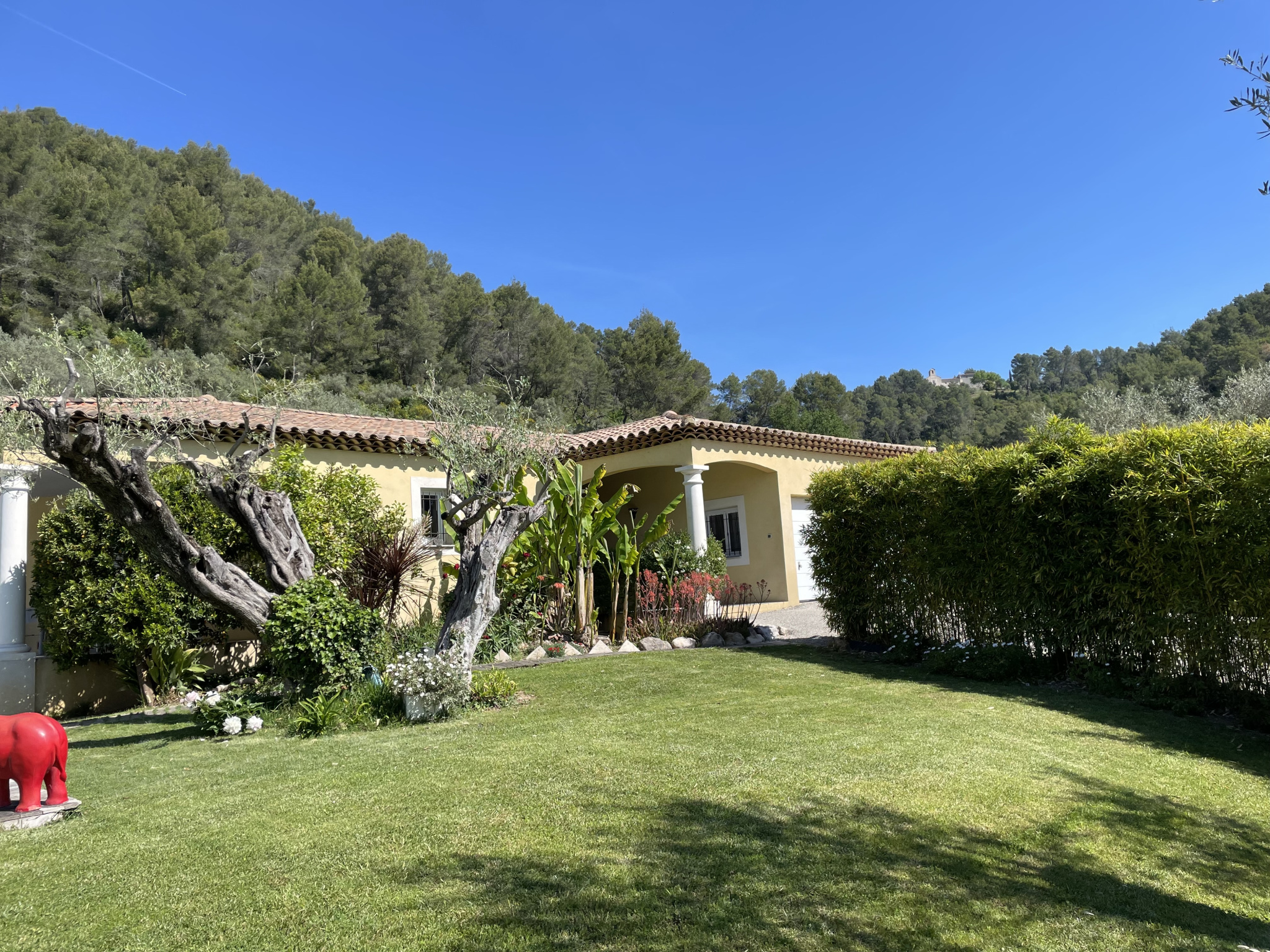 Villa d&rsquo;architecte de 221m2 9P 7Ch avec Piscine et Pool house à SOLLIES PONT. Rendement locatif important.