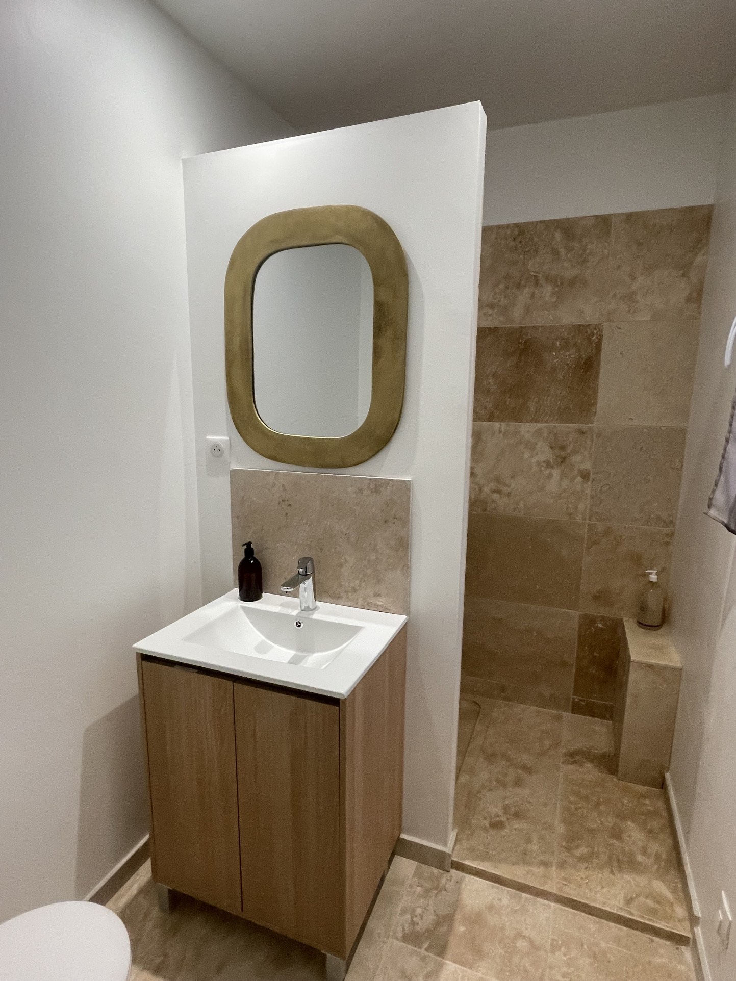 Villa d&rsquo;architecte de 221m2 9P 7Ch avec Piscine et Pool house à SOLLIES PONT. Rendement locatif important.