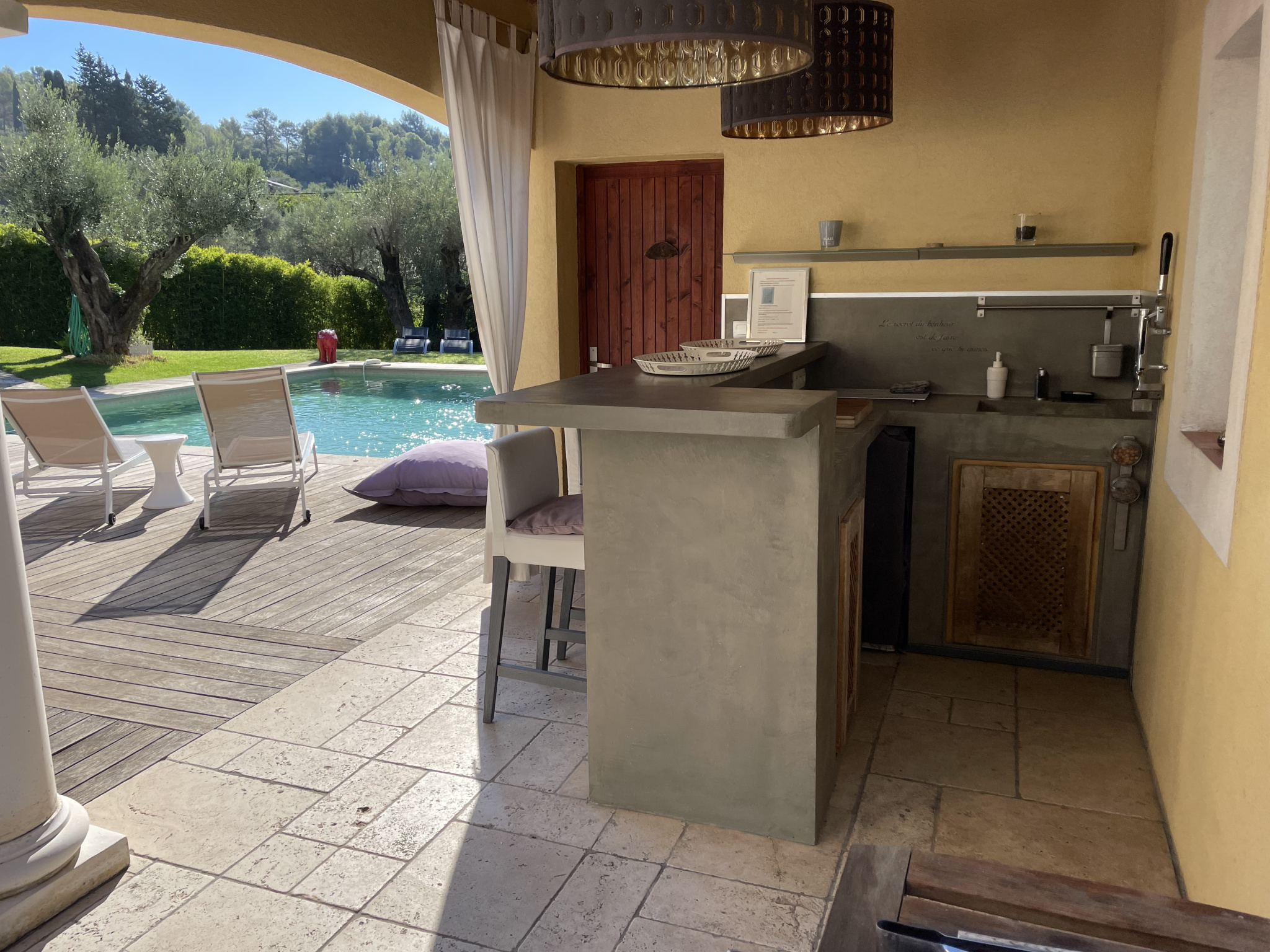 Villa d&rsquo;architecte de 221m2 9P 7Ch avec Piscine et Pool house à SOLLIES PONT. Rendement locatif important.